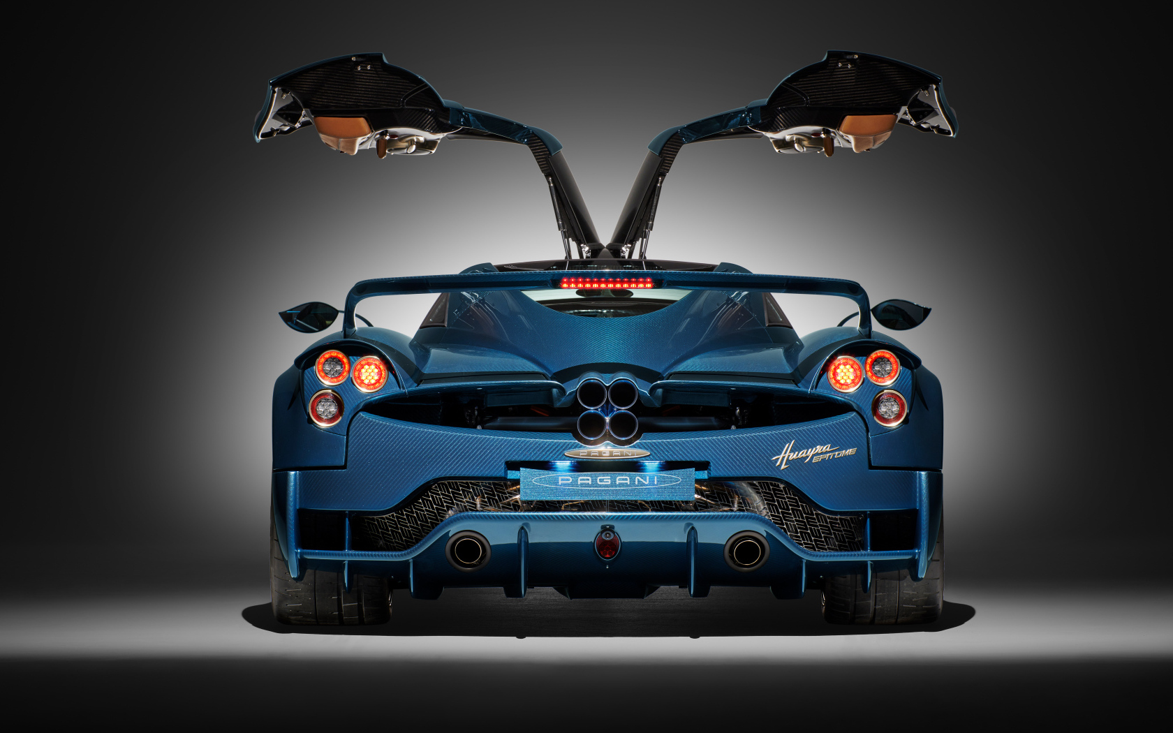 Вид сзади на автомобиль Pagani Huayra Epitome 2024 года с открытыми дверями