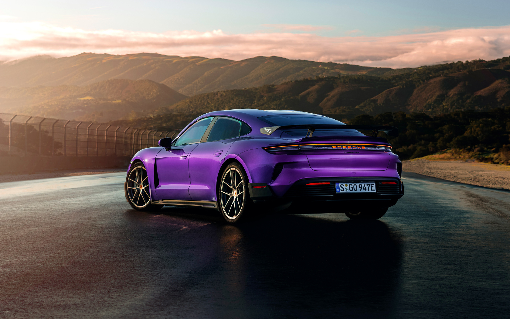 Автомобиль Porsche Taycan Turbo GT Weissach Package 2024 года вид сзади