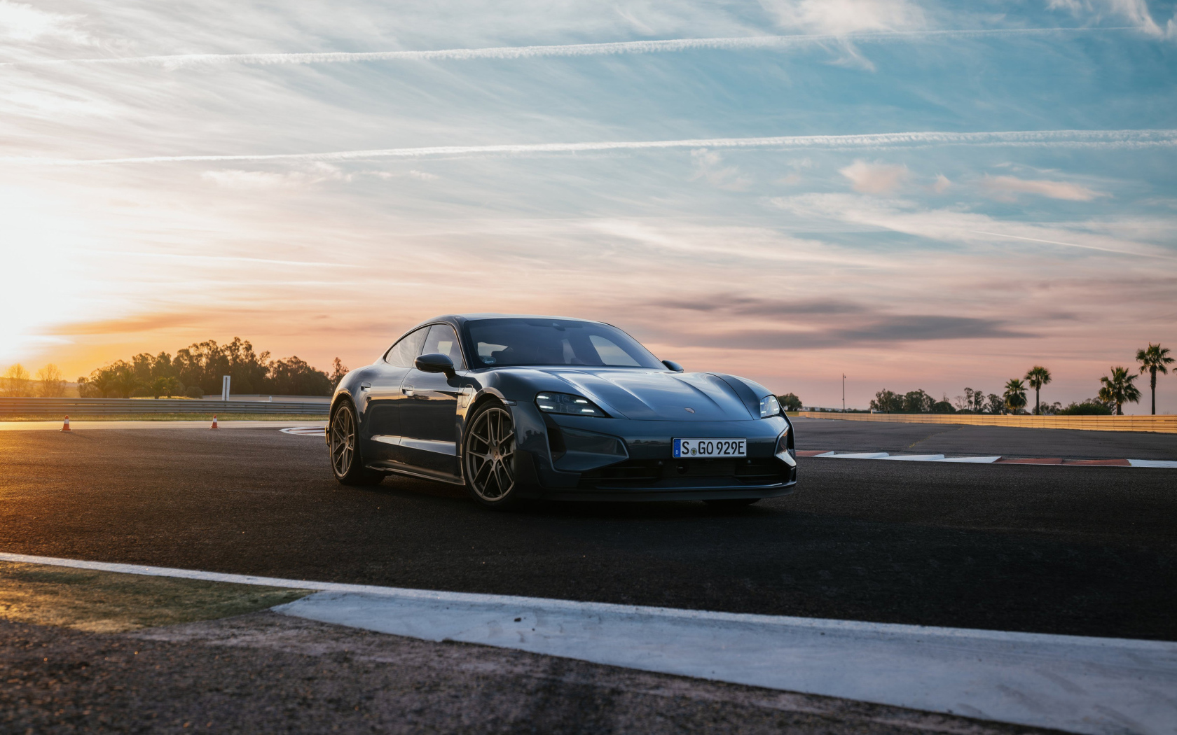 Автомобиль Porsche Taycan Turbo GT 2024 года на фоне неба
