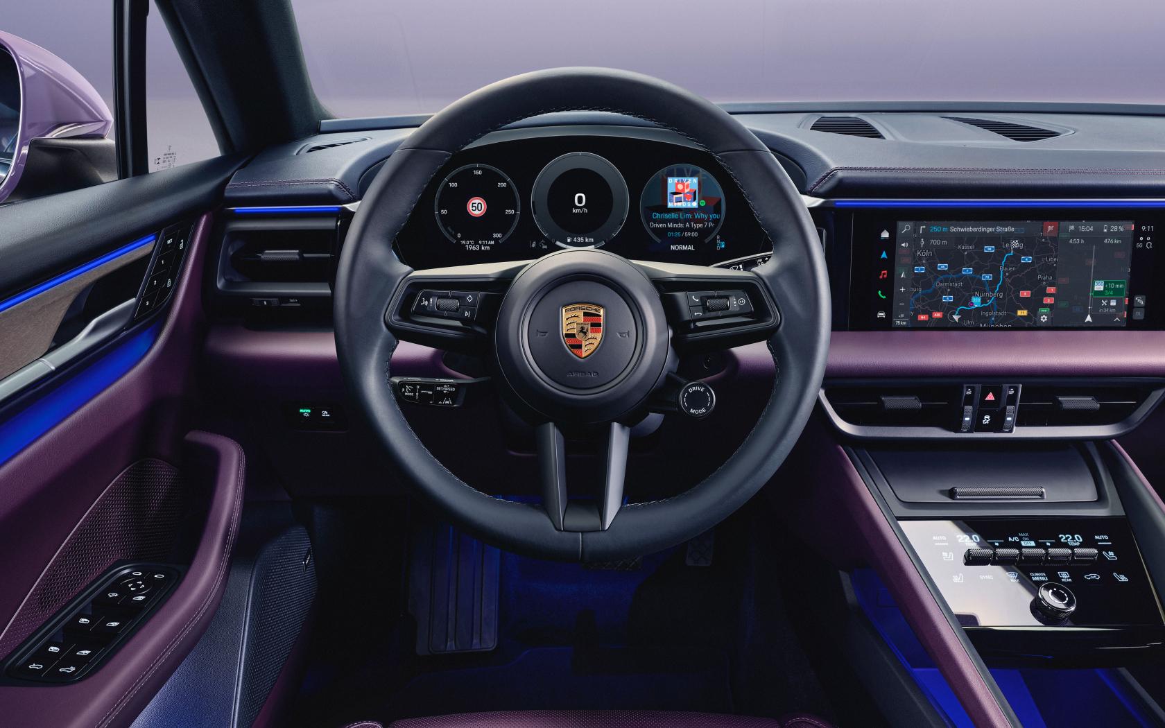 Черный кожаный салон автомобиля Porsche Macan 4 2024 года