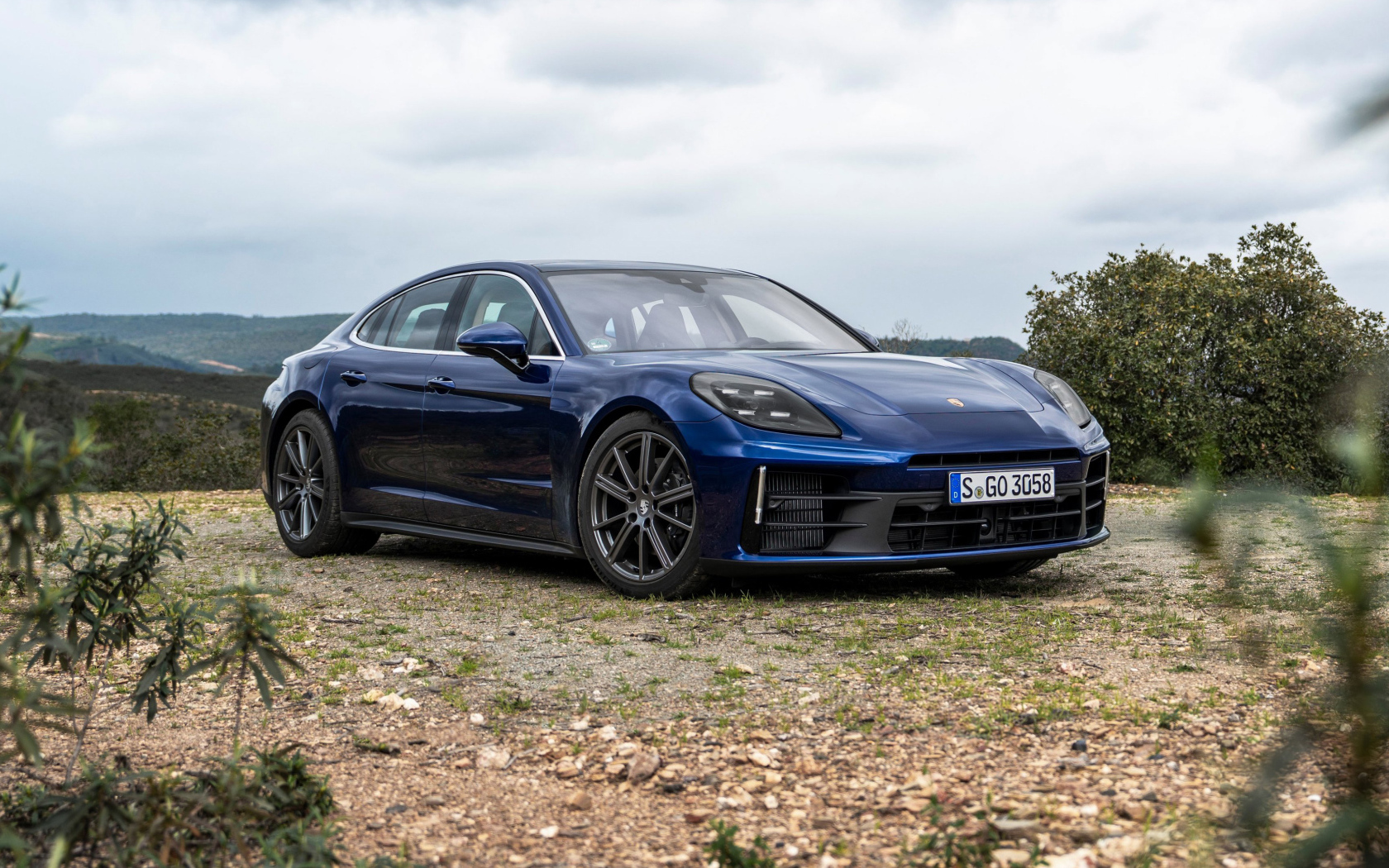 Синий автомобиль Porsche Panamera 4 2024 года