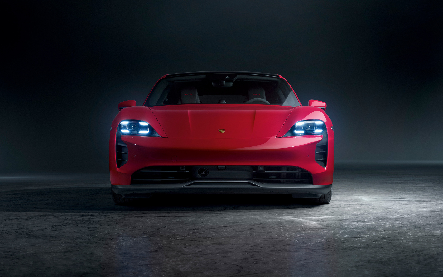 Вид спереди на автомобиль Porsche Taycan GTS