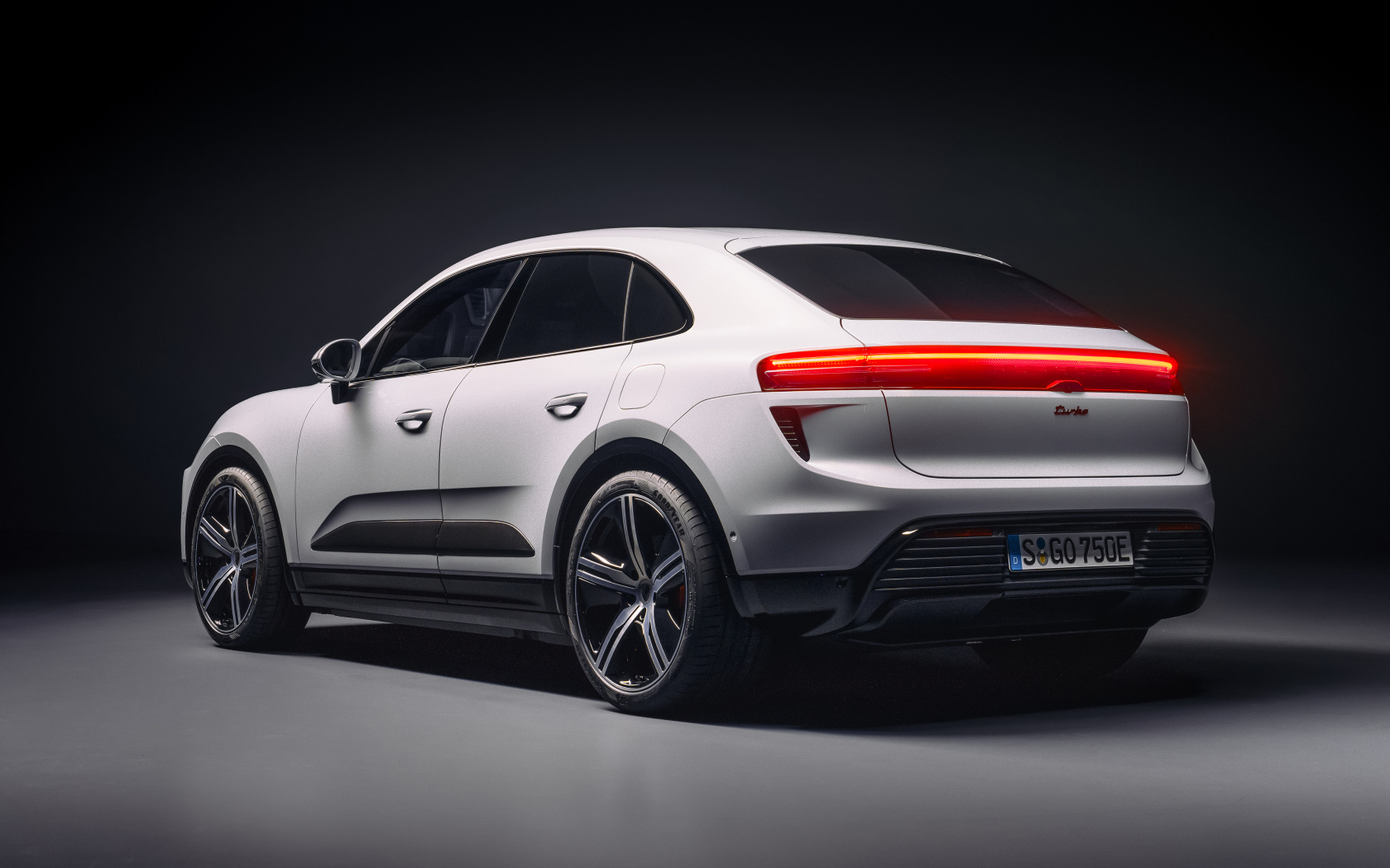 Вид сзади на автомобиль Porsche Macan Turbo 2024 года