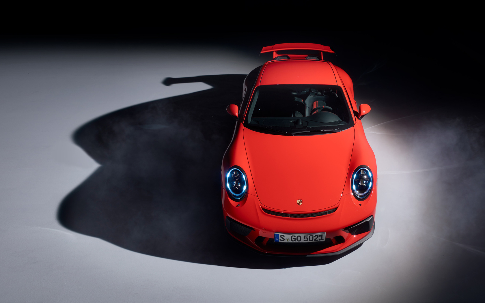 Вид сверху на красный автомобиль Porsche 911 GT3