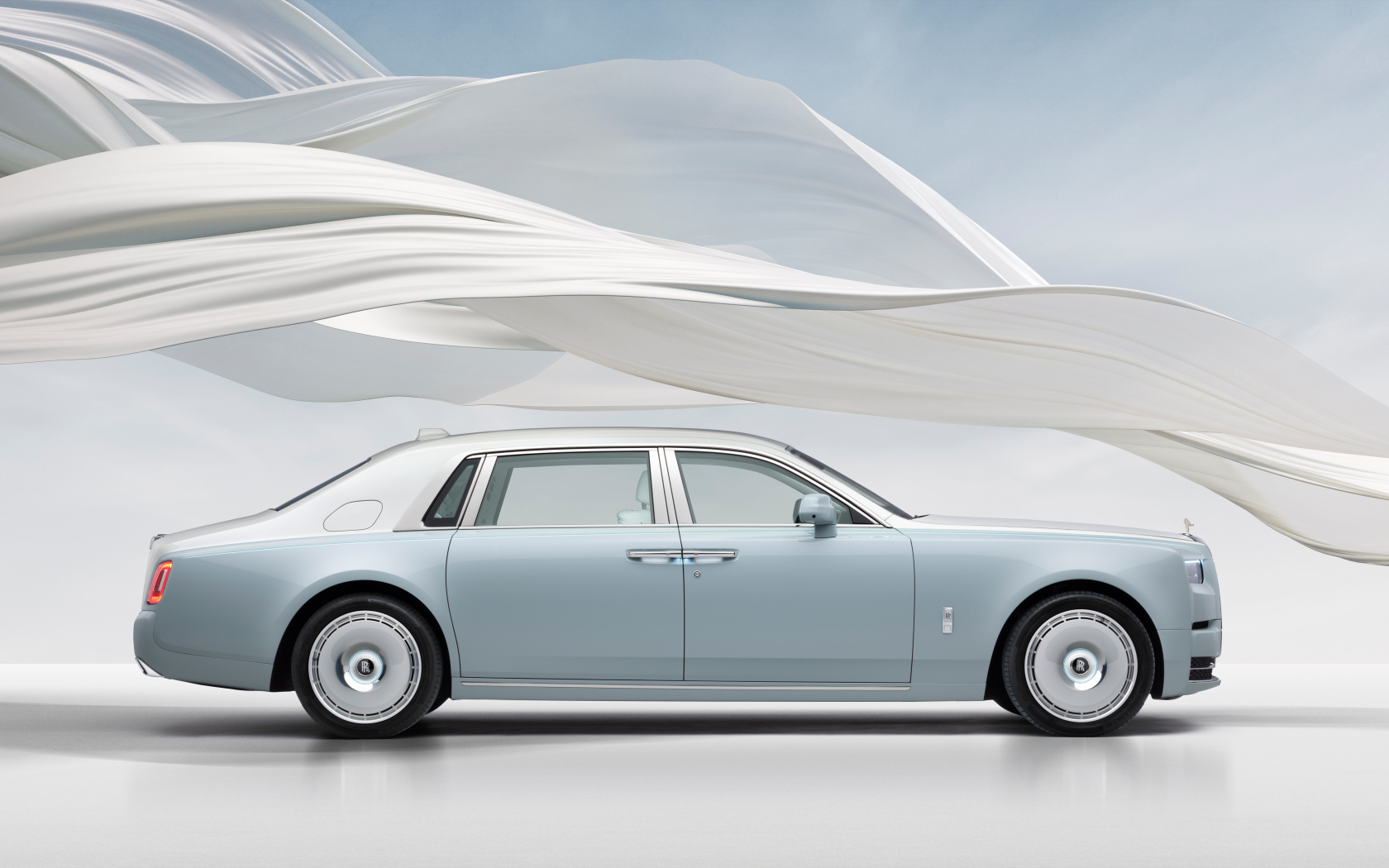 Автомобиль Rolls-Royce Phantom Scintilla 2025 года вид сбоку