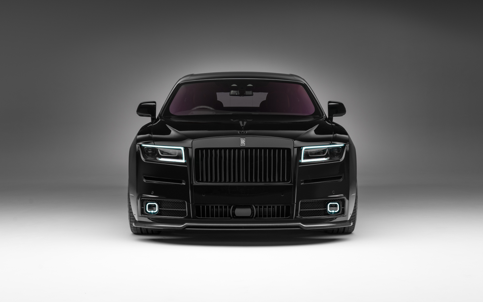 Черный автомобиль  Rolls-Royce Ghost  вид спереди
