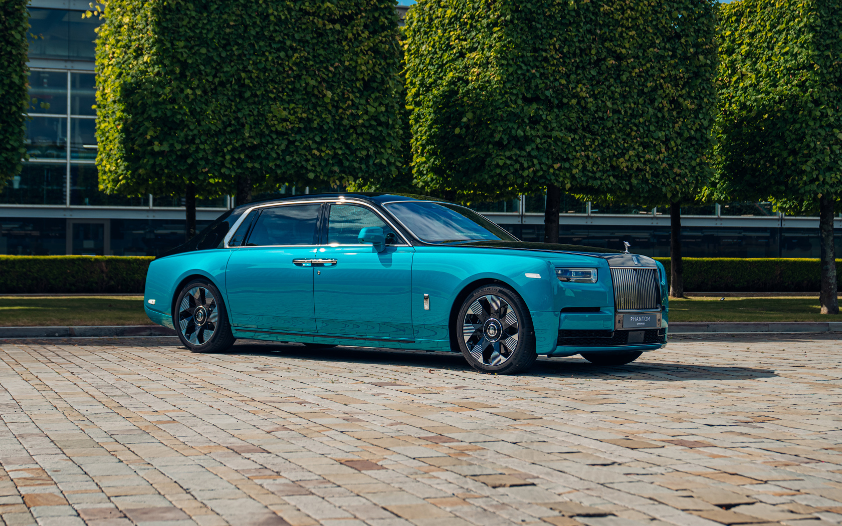 Голубой автомобиль Rolls-Royce Phantom