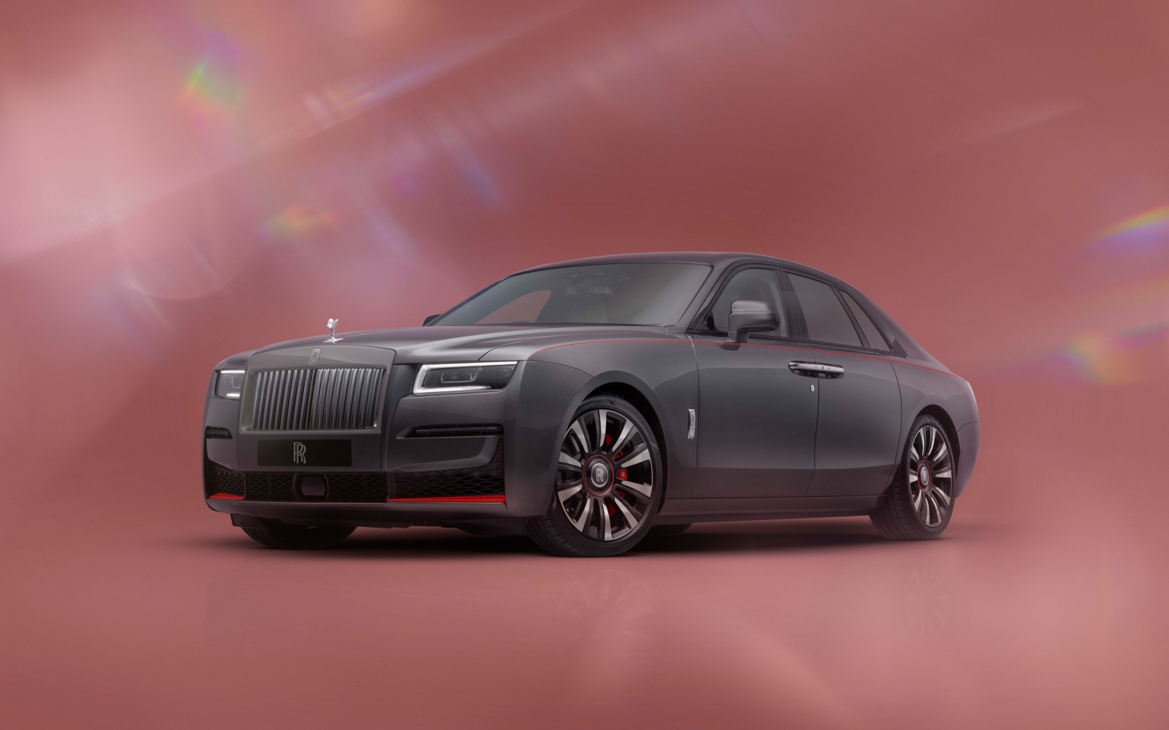 Дорогой стильный автомобиль Rolls-Royce Ghost Prism на розовом фоне