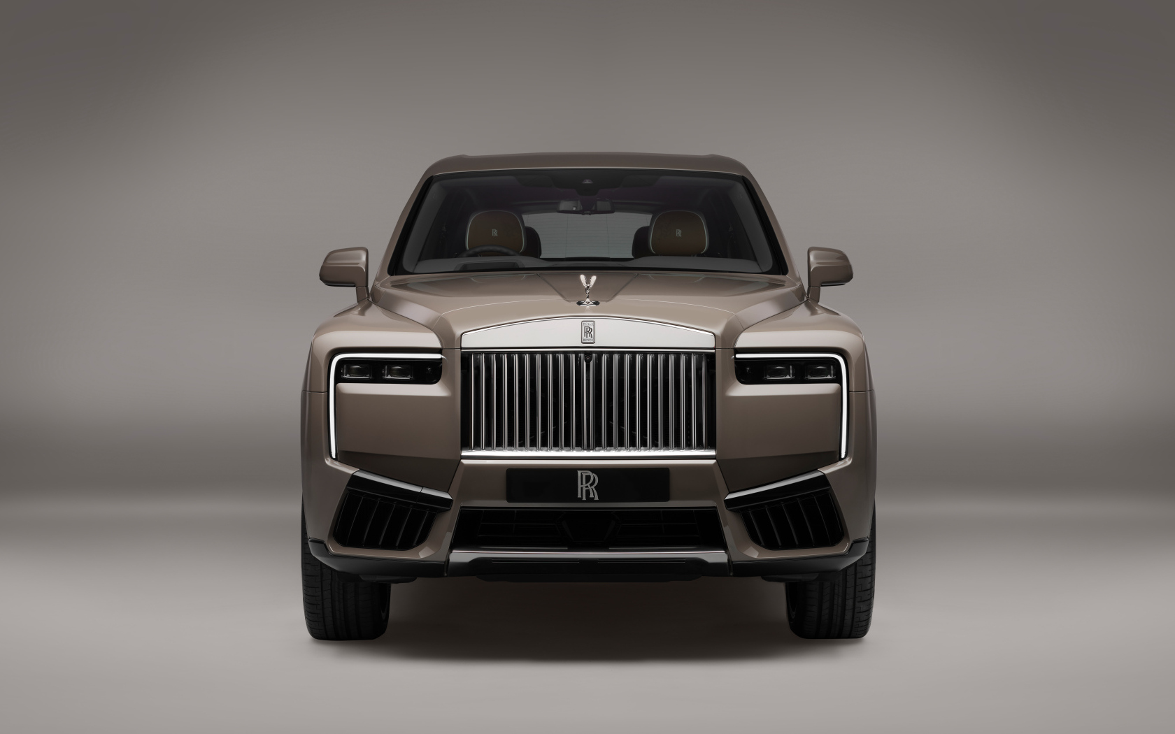 Вид спереди на автомобиль Rolls-Royce Cullinan Series II 2024 года