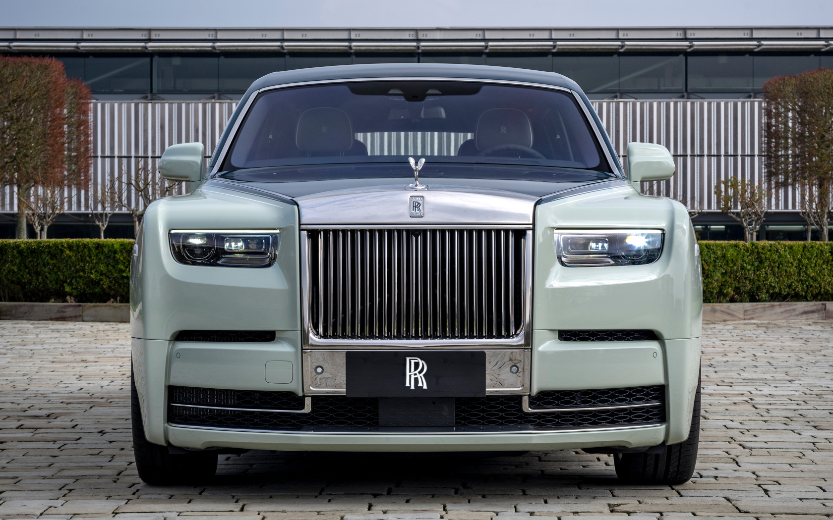 Вид спереди на автомобиль Rolls-Royce Phantom EWB Magnetism 2024 года