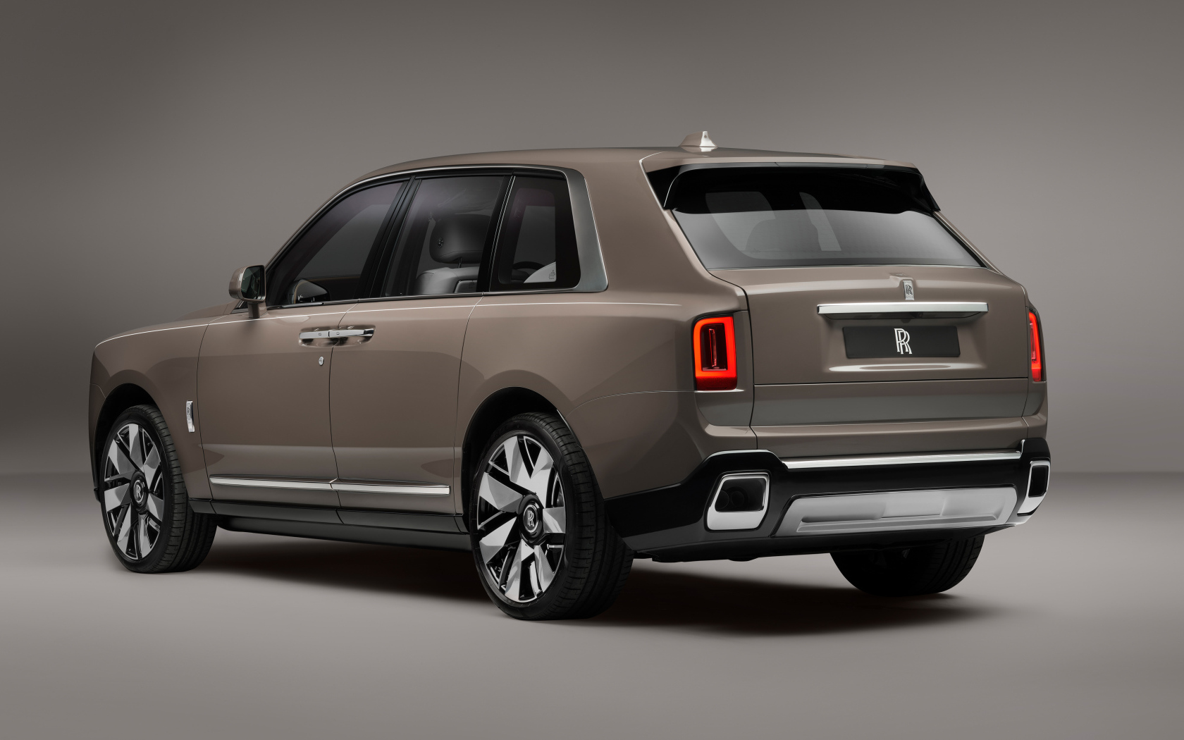 Вид сзади на автомобиль Rolls-Royce Cullinan Series II