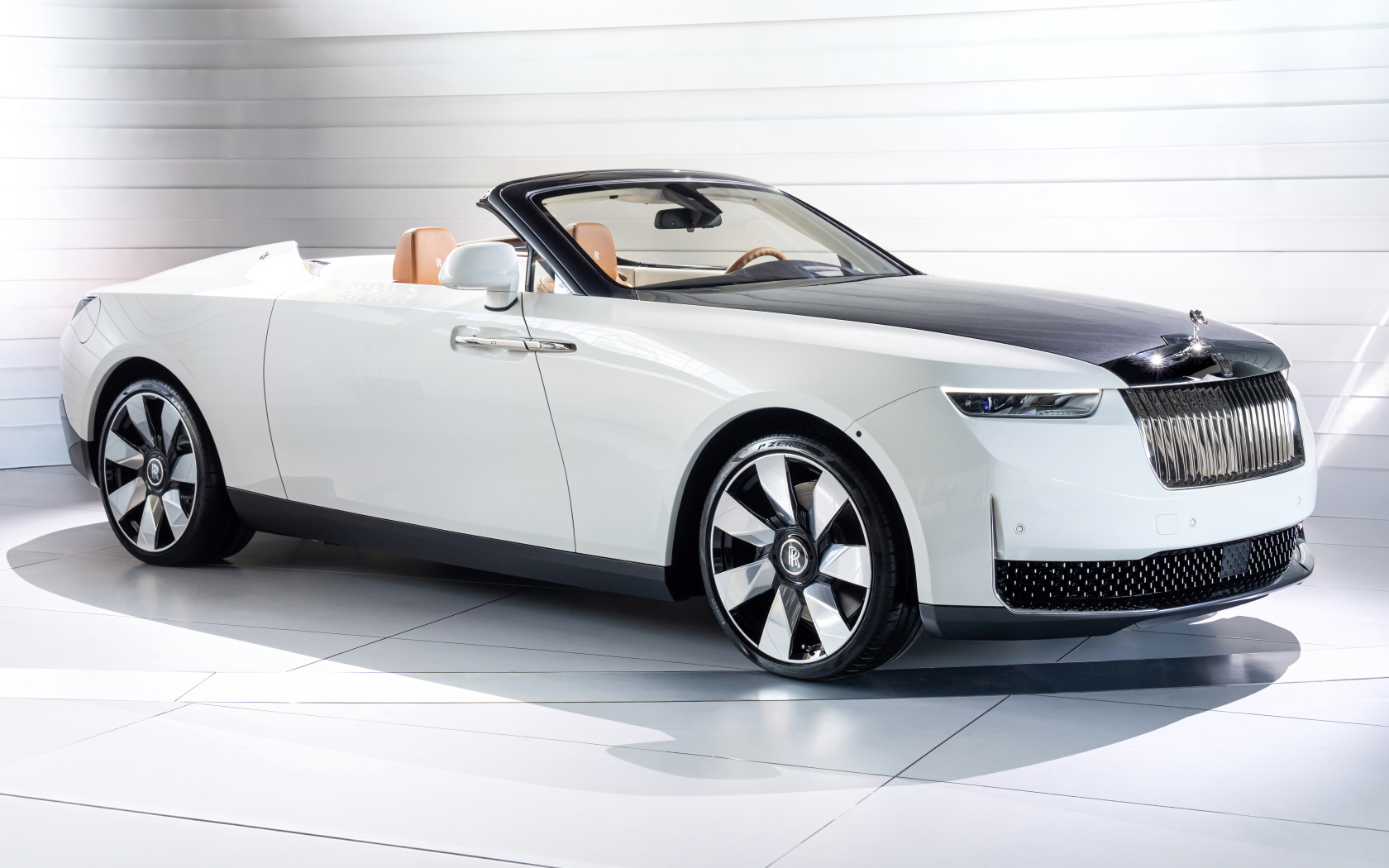 Вид сбоку на автомобиль Rolls-Royce Arcadia Droptail на сером фоне