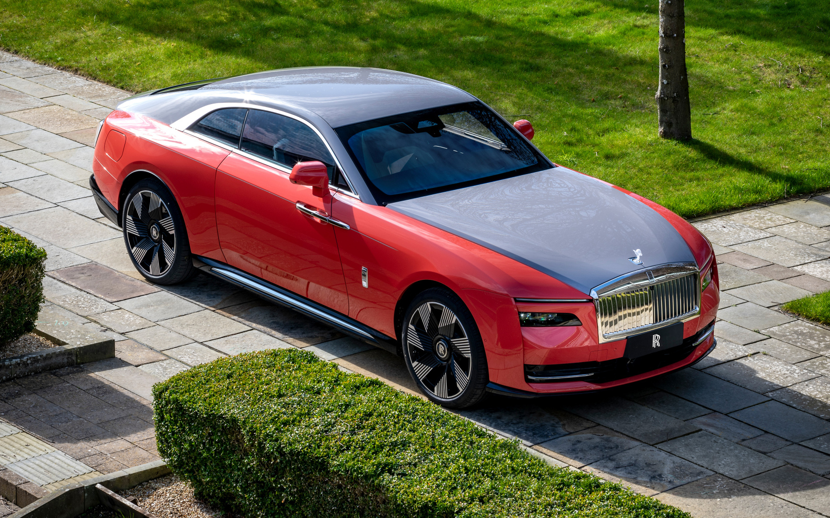 Вид сверху на автомобиль Rolls-Royce Spectre Escapism 2024 года