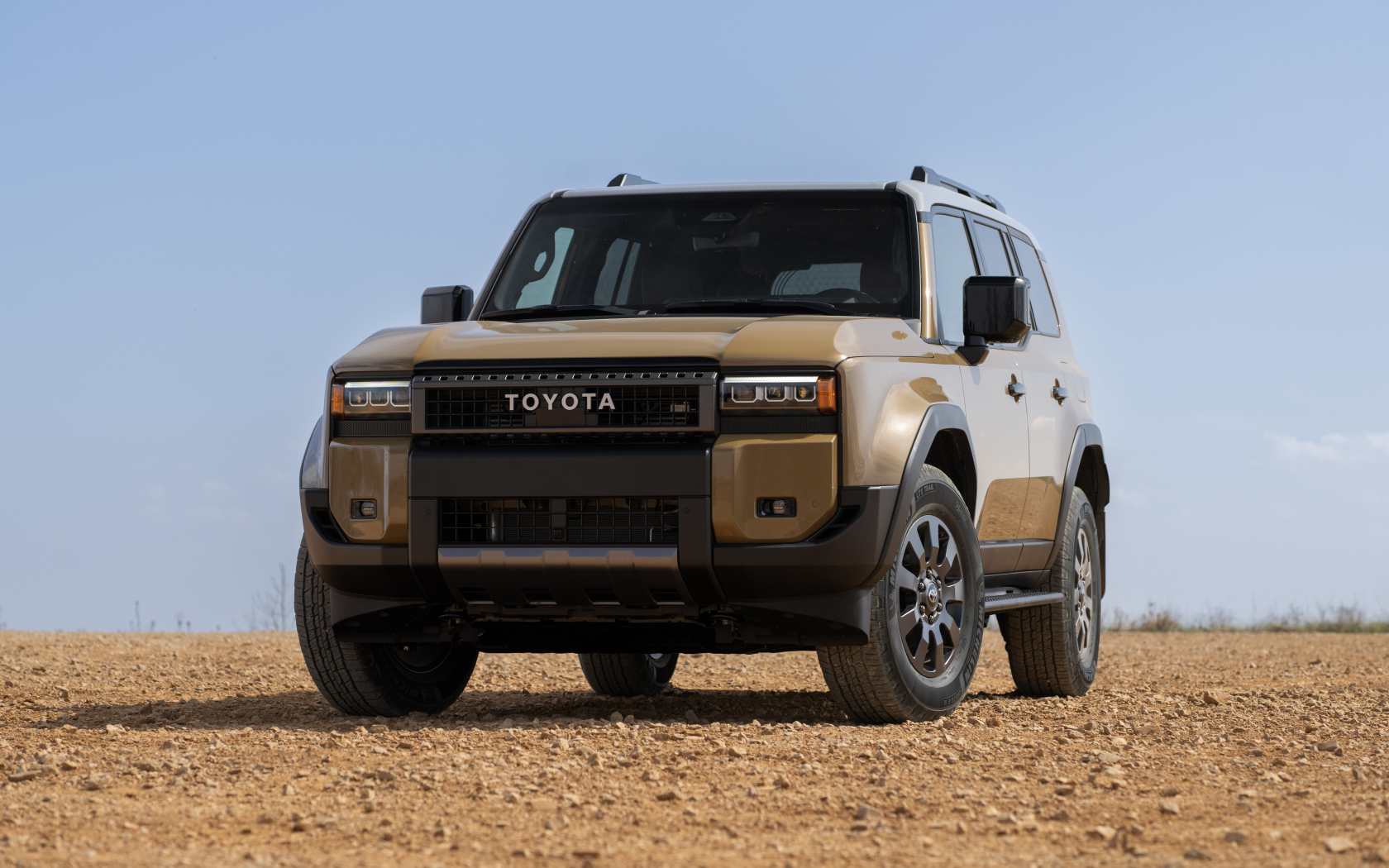 Вид спереди на автомобиль Toyota Land Cruiser 2024 года