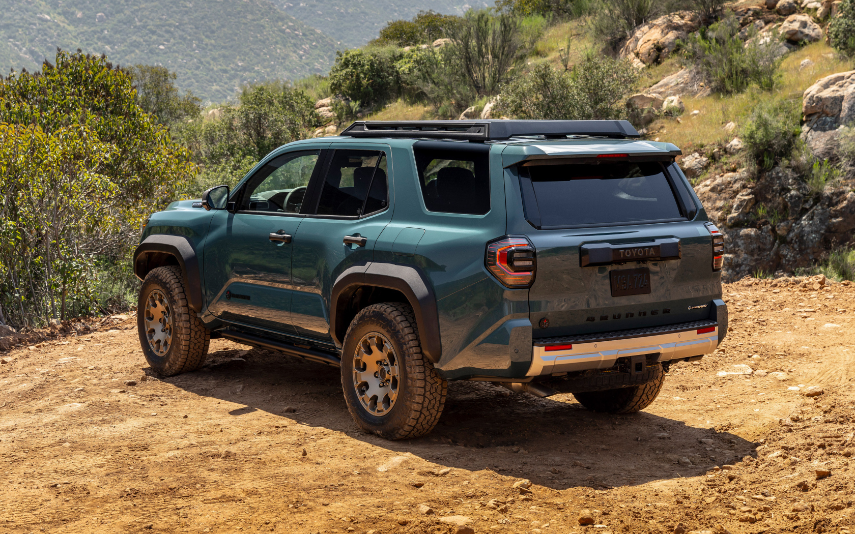 Вид сзади на внедорожник Toyota 4Runner Trailhunter 2025 года