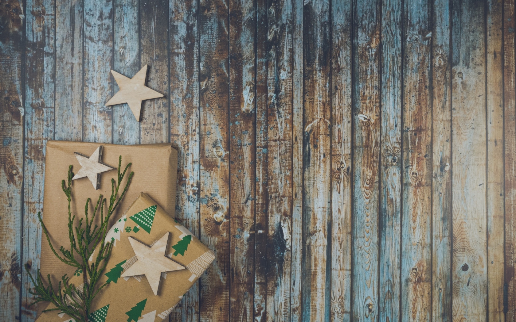 Два подарка на деревянном фоне