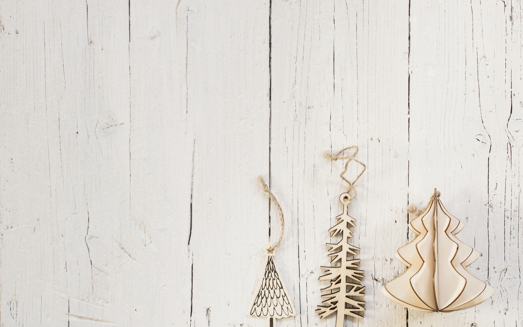 Деревянные елочные украшения  на белом деревянном фоне