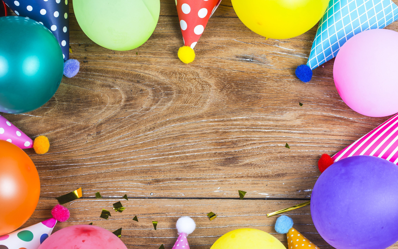 Деревянный фон с колпаками и шариками