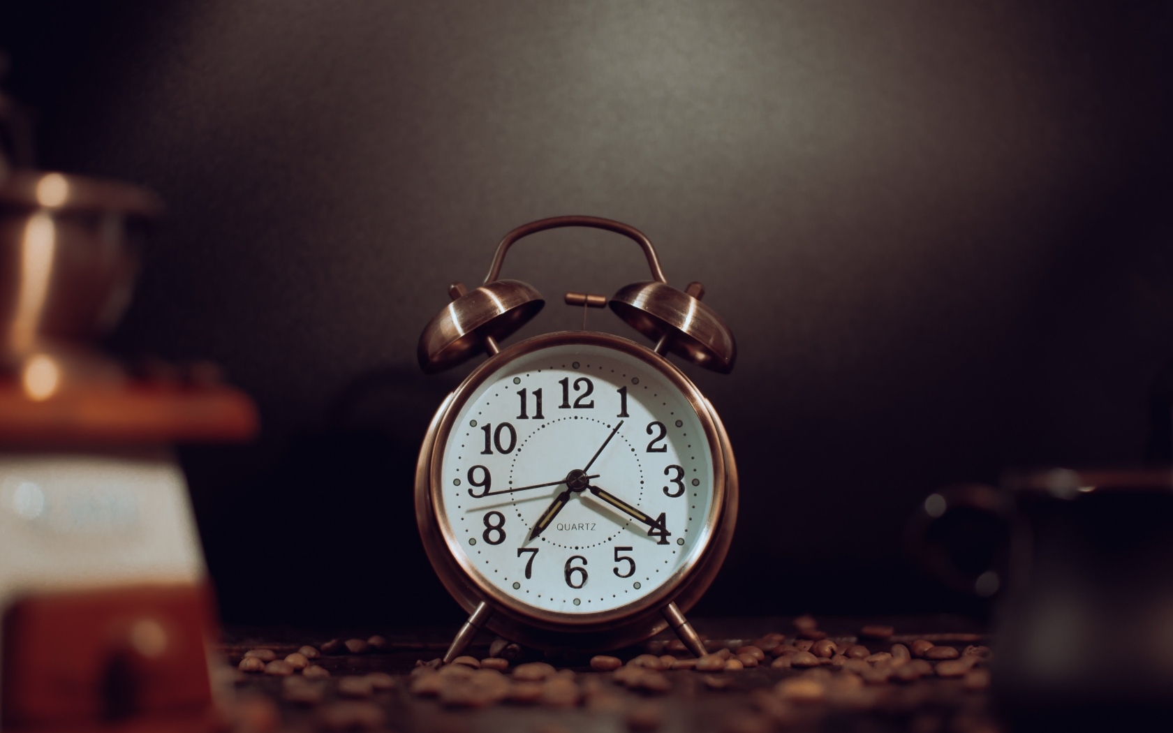 Будильник на столе с зернами кофе