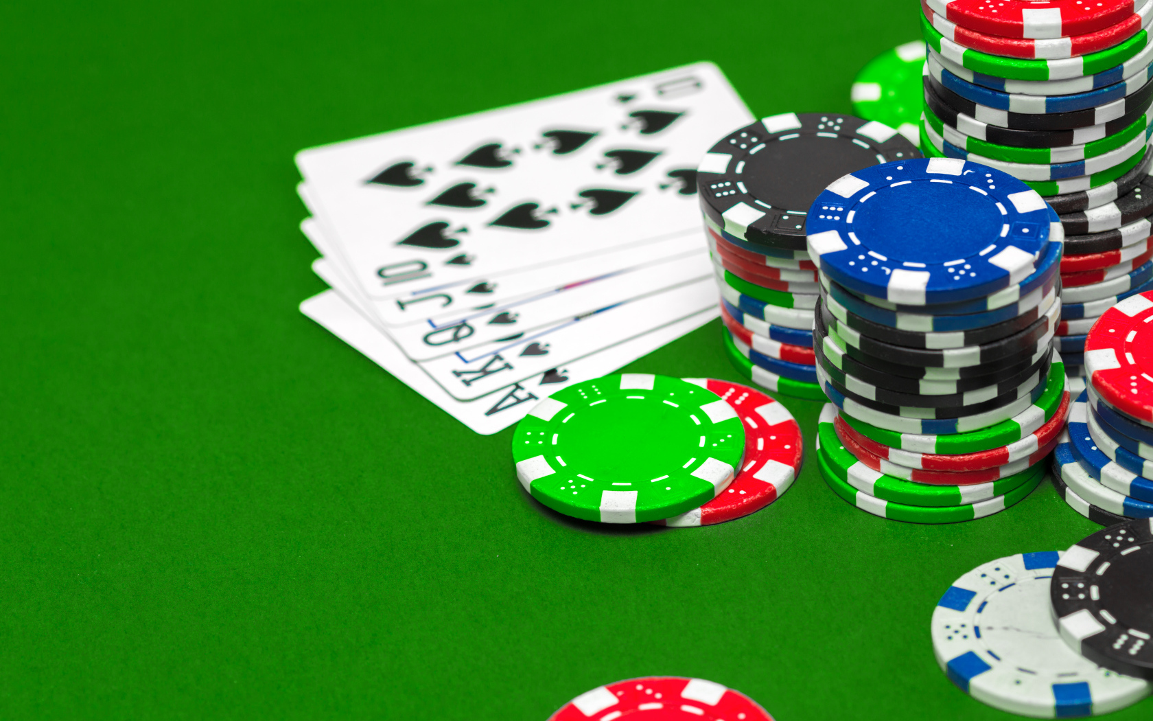 Фишки и карты на зеленом столе для покера