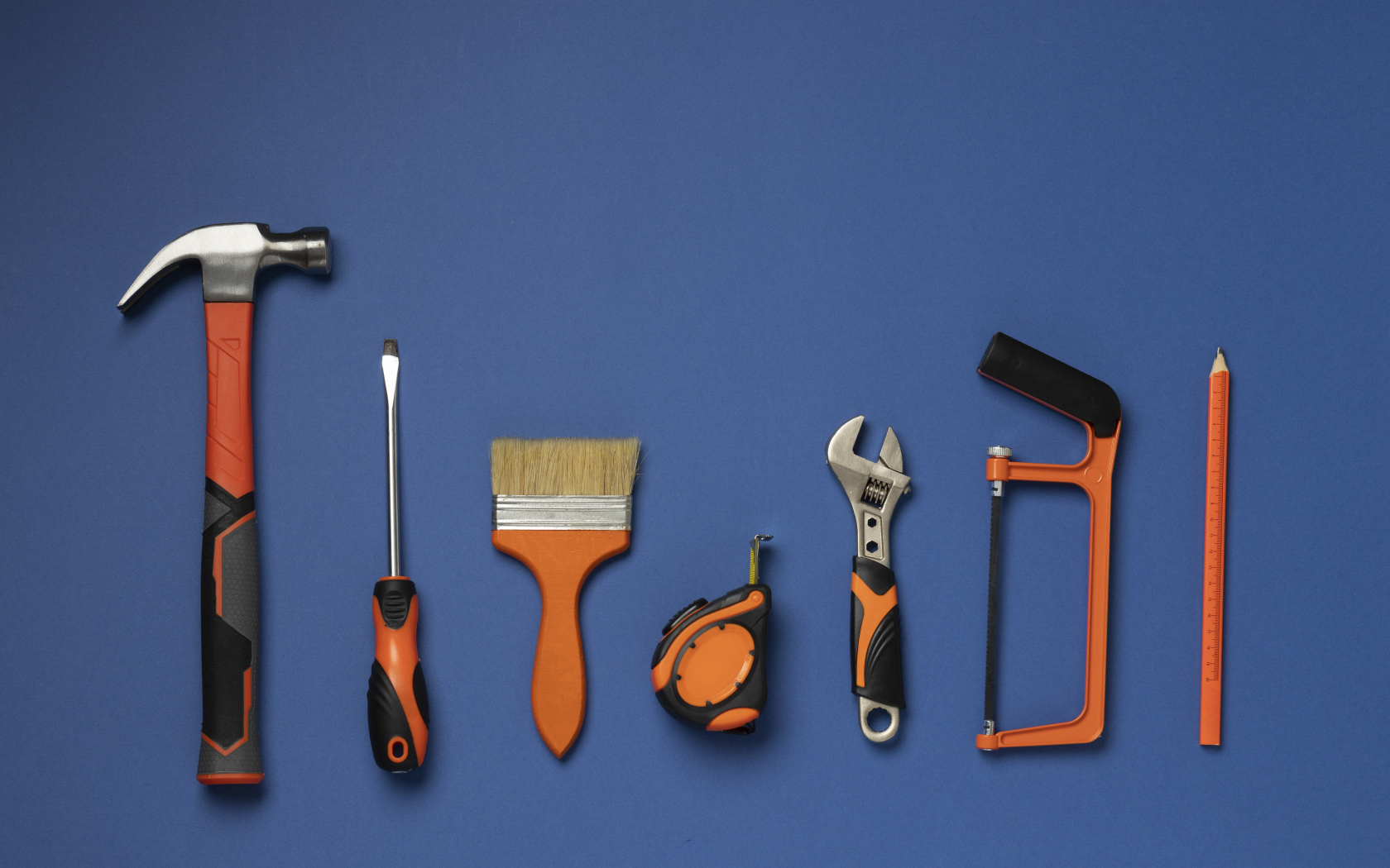 Строительные инструменты на синем фоне