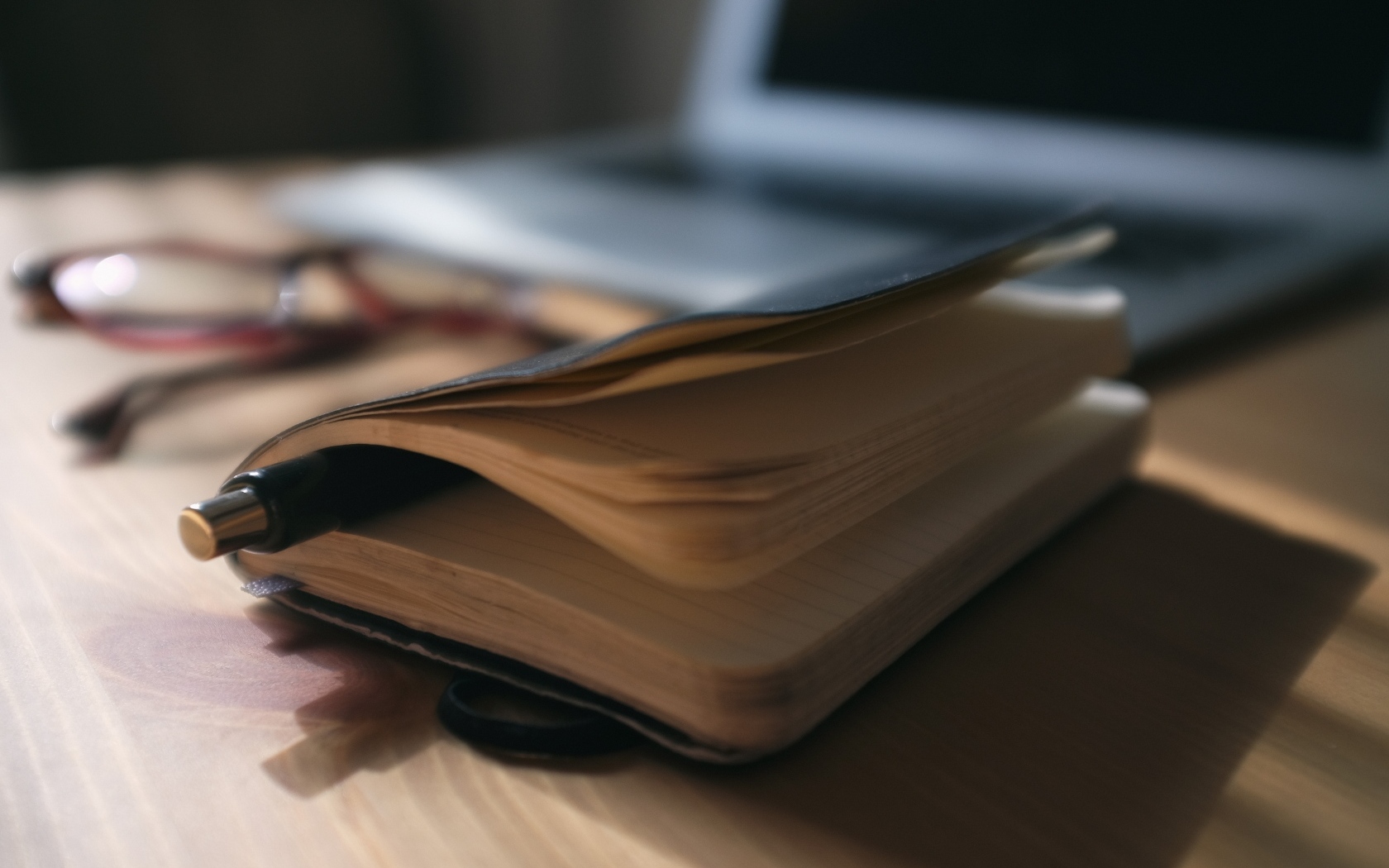 Блокнот с ручкой на столе