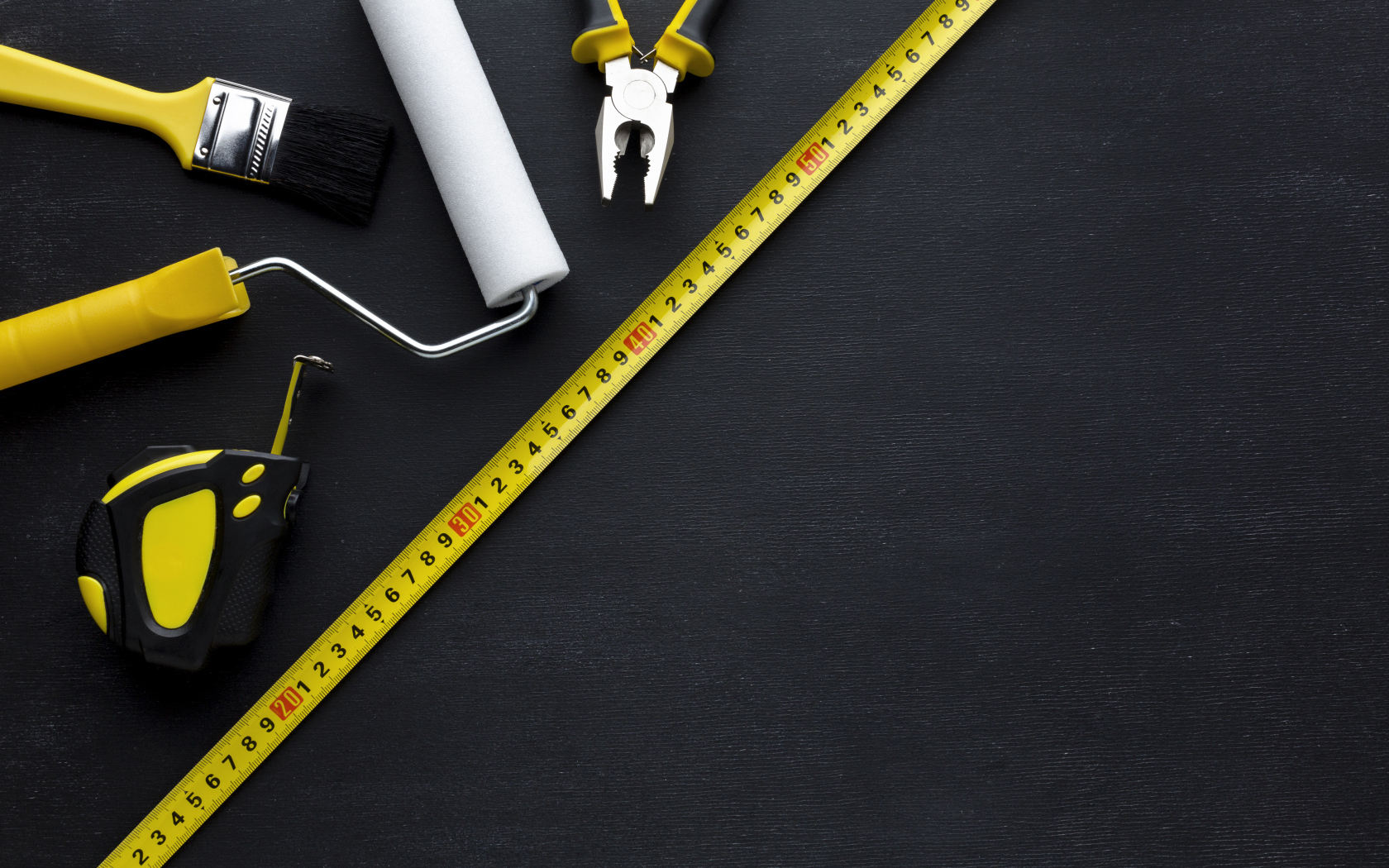 Инструменты на черном фоне