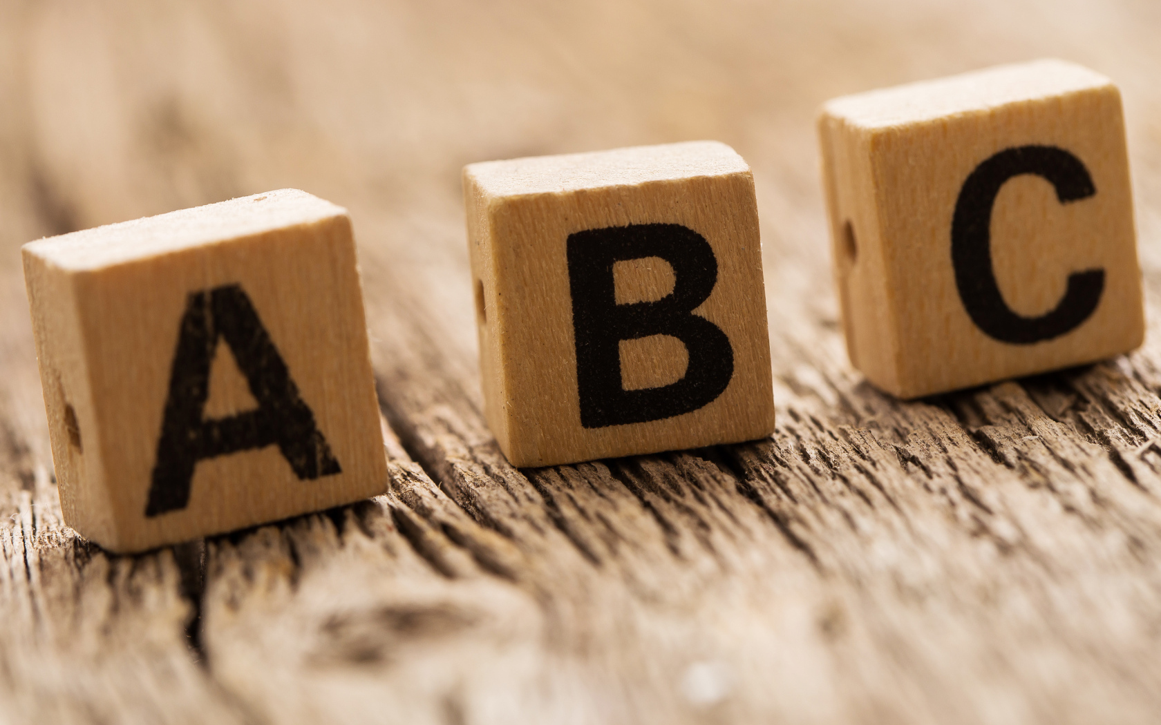 Деревянные кубики на столе 