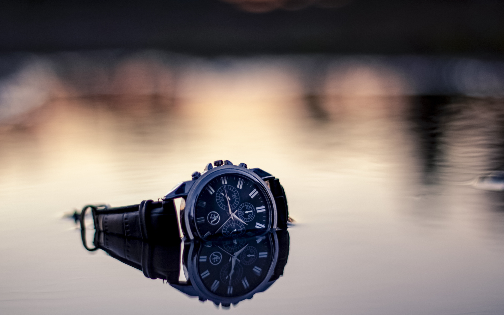 Наручные часы лежат в воде