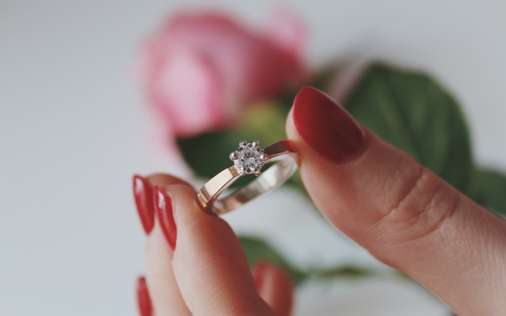 Красивое кольцо с камнем в руке у девушки