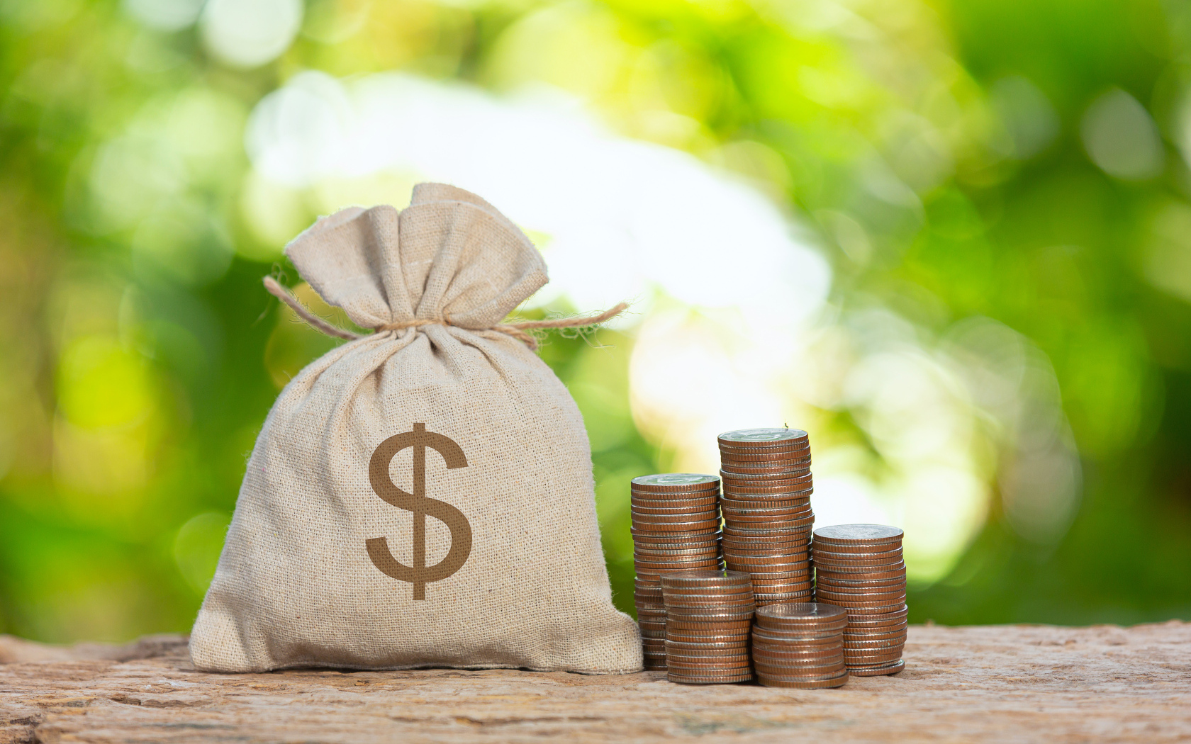 Мешок с деньгами на столе с монетами