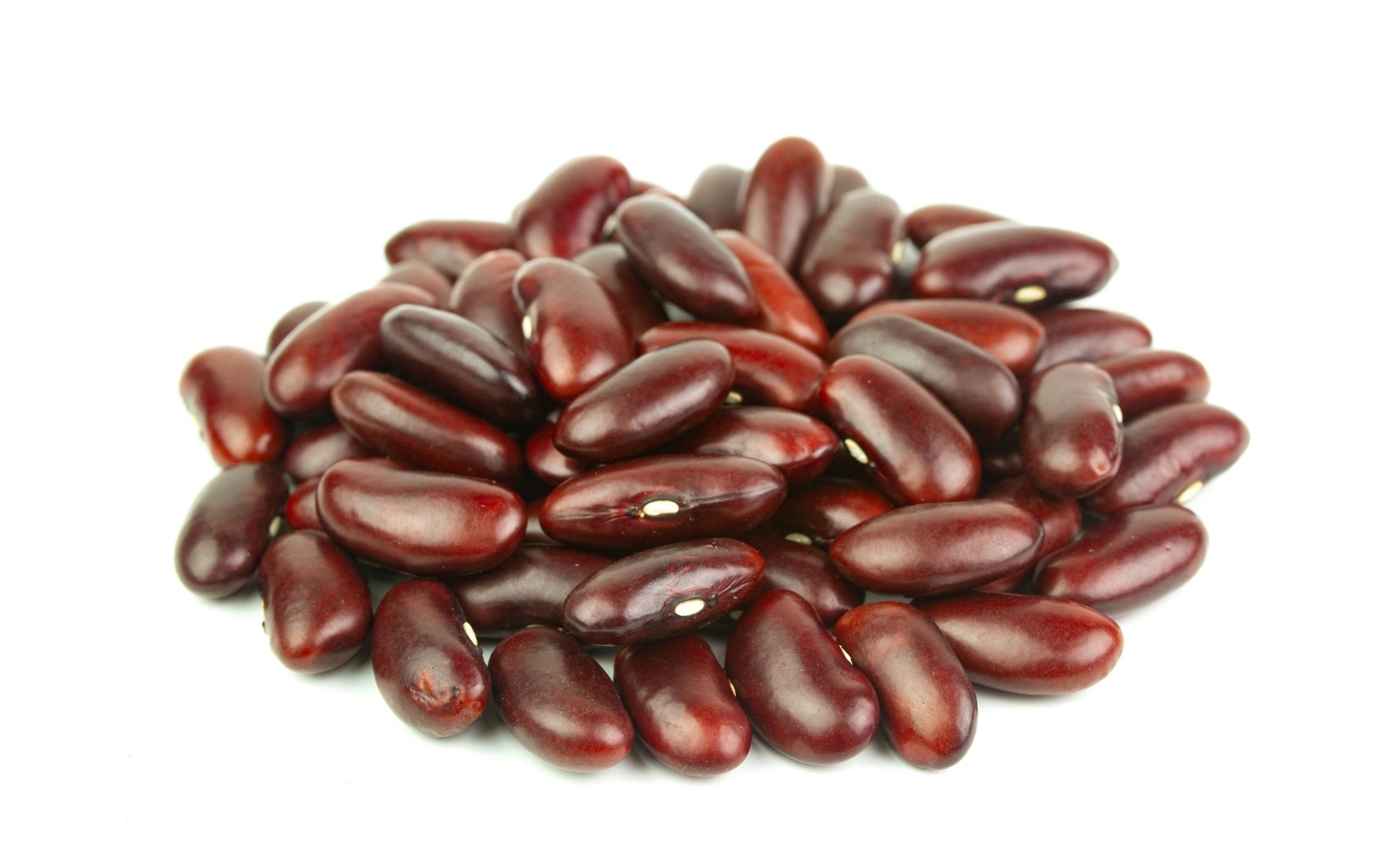 Горка красной фасоли на белом фоне