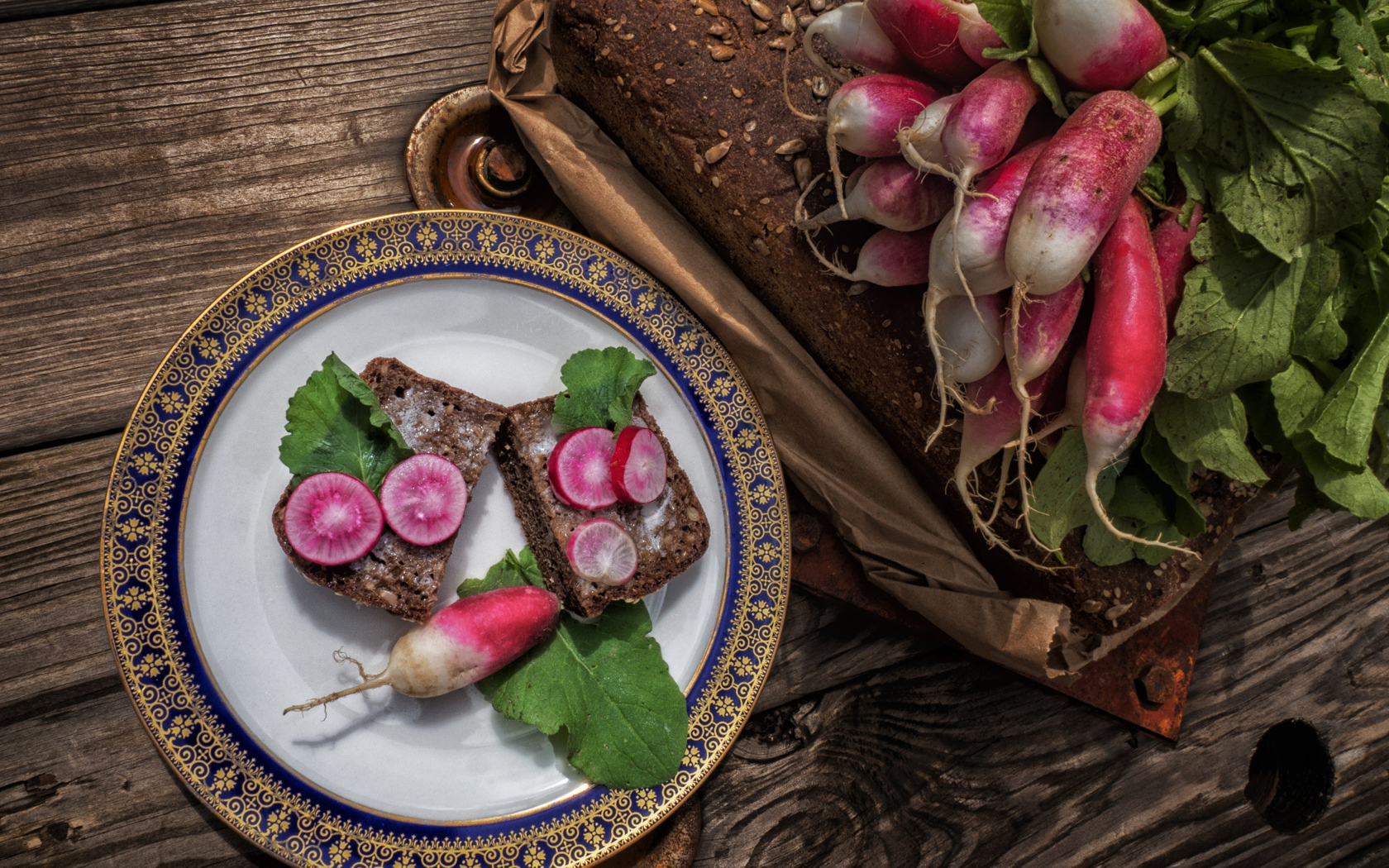 Хлеб с редисом на тарелке