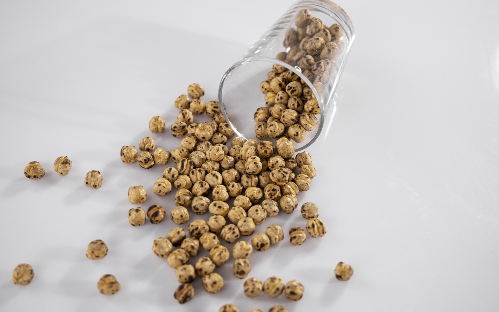 Нут со стаканом на сером столе