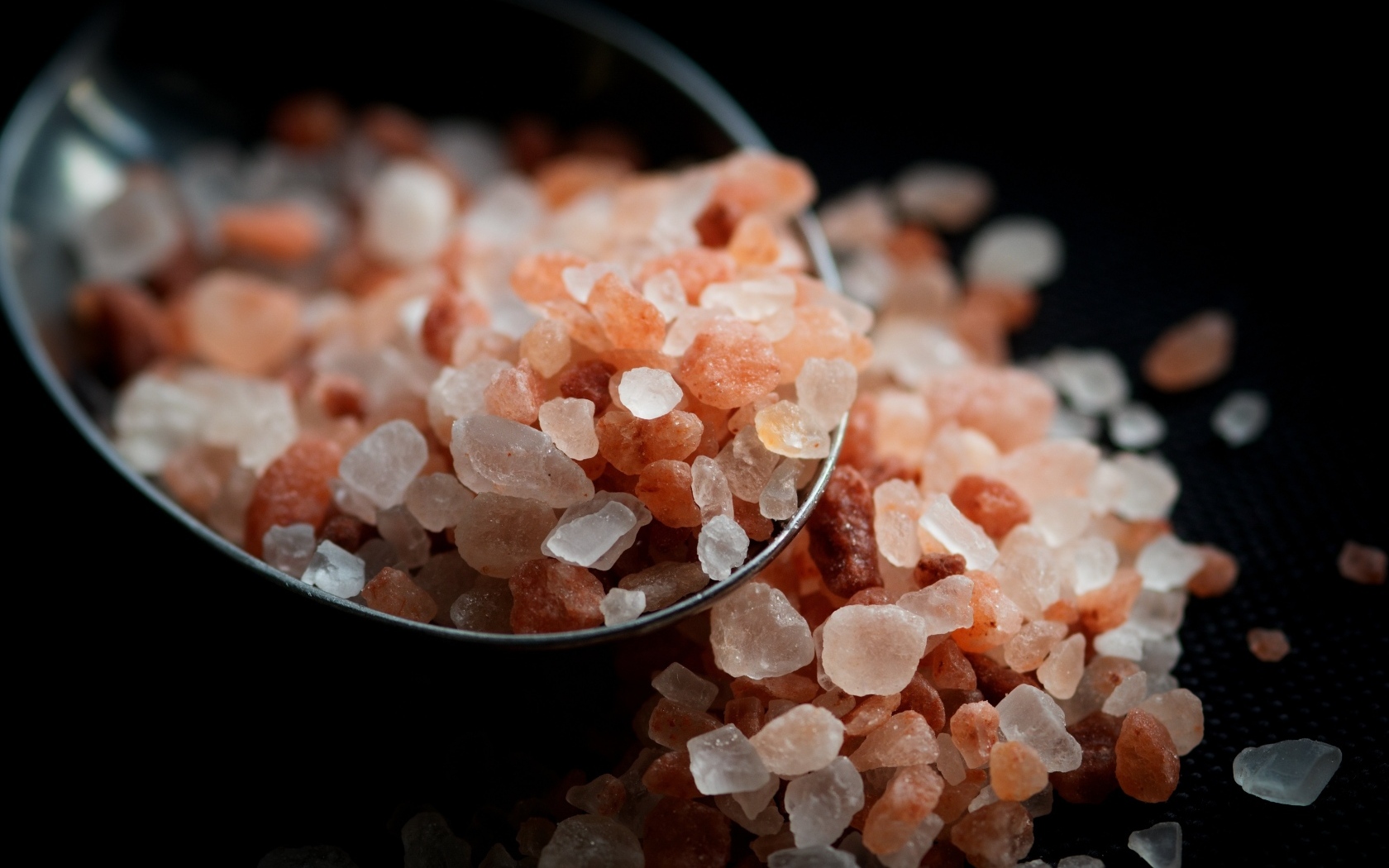 Крупная ароматная соль на ложке