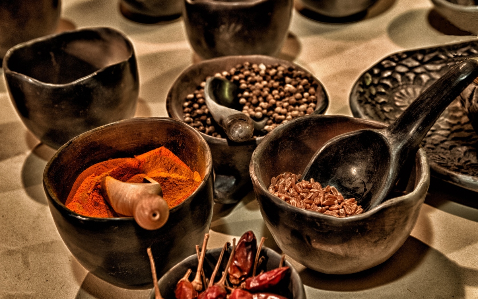 Ароматные острые специи на столе