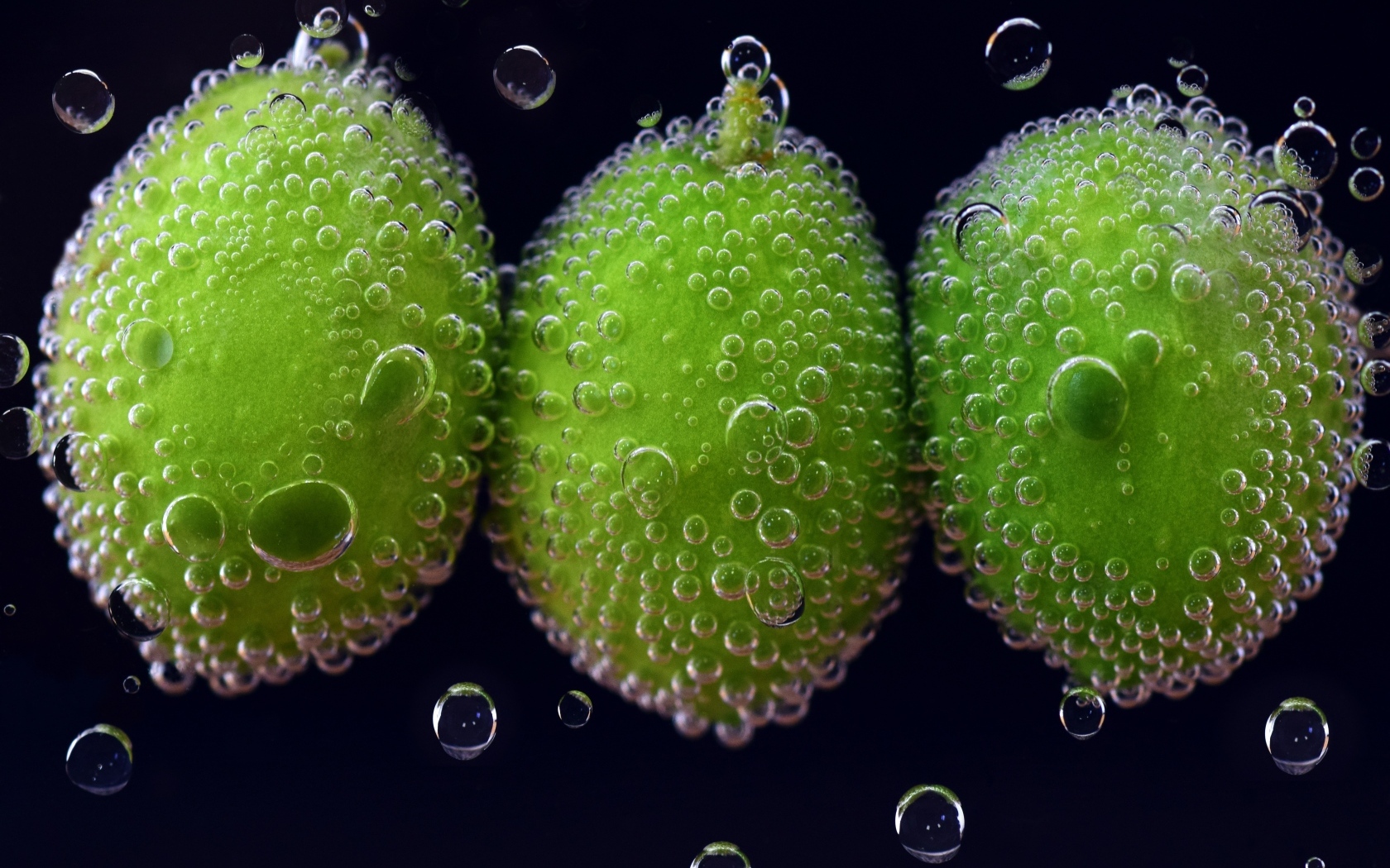 Зеленые оливки в пузырях в воде