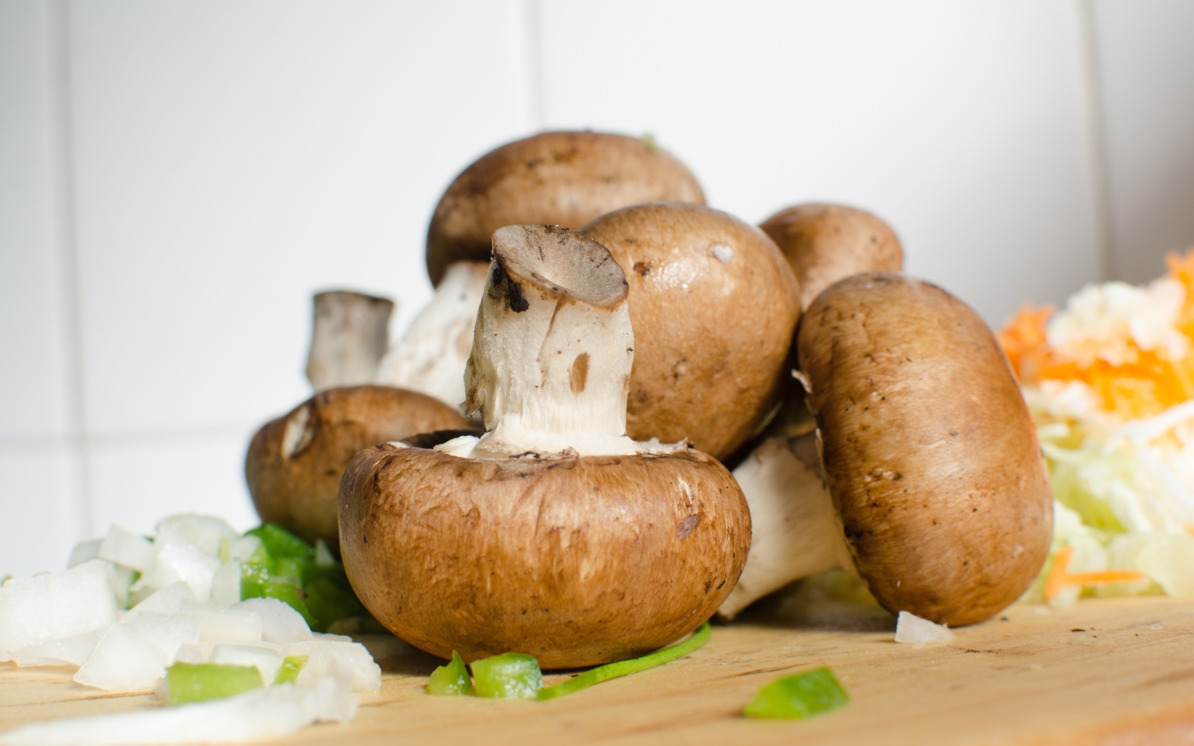 Большие свежие шампиньоны на столе