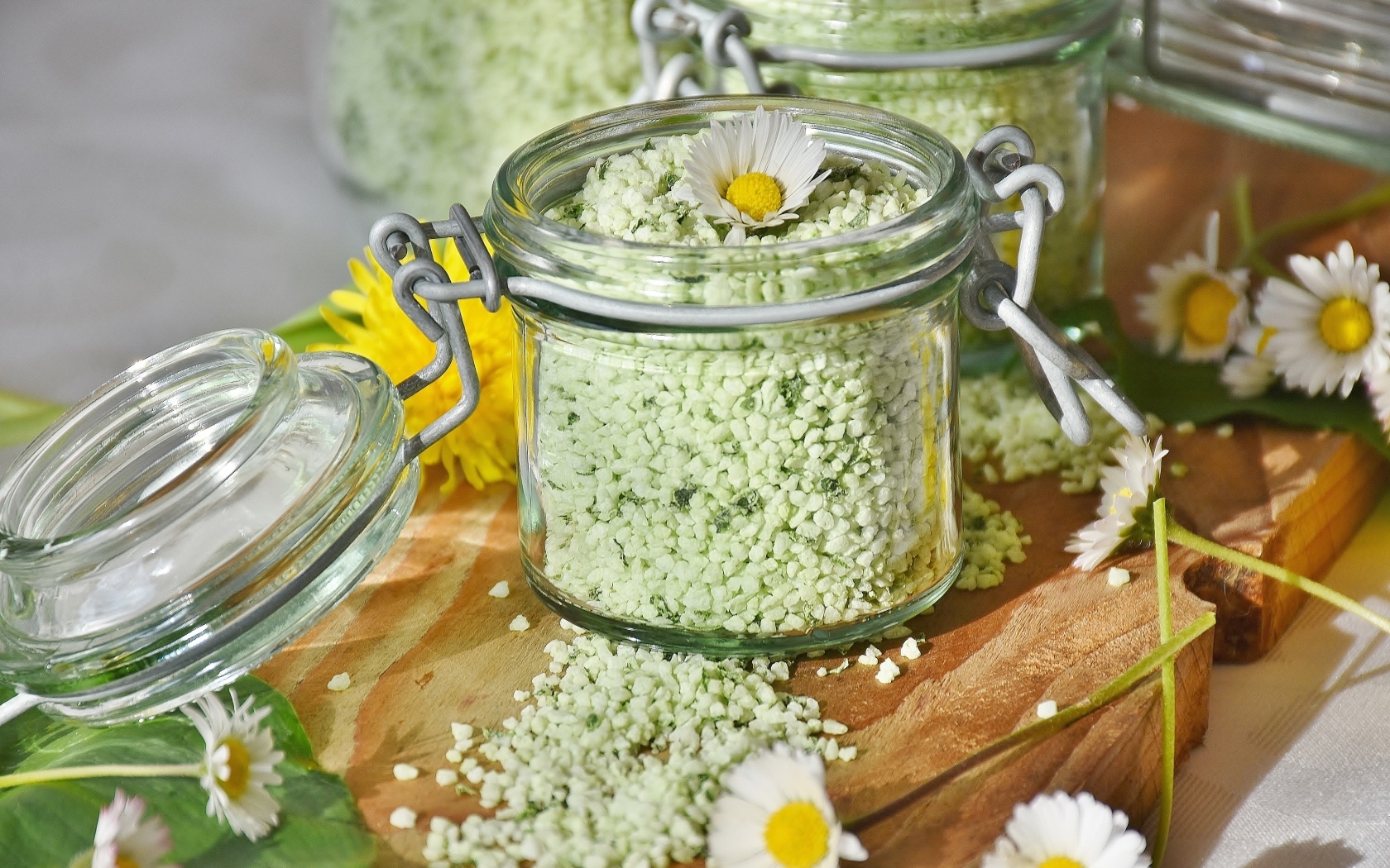 Соль в банке с цветами ромашки