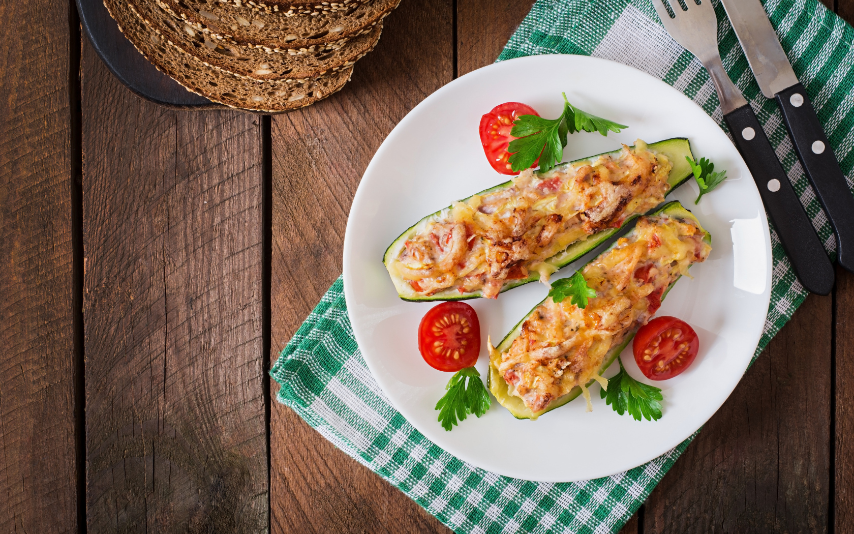 Фаршированные запеченные кабачки на тарелке