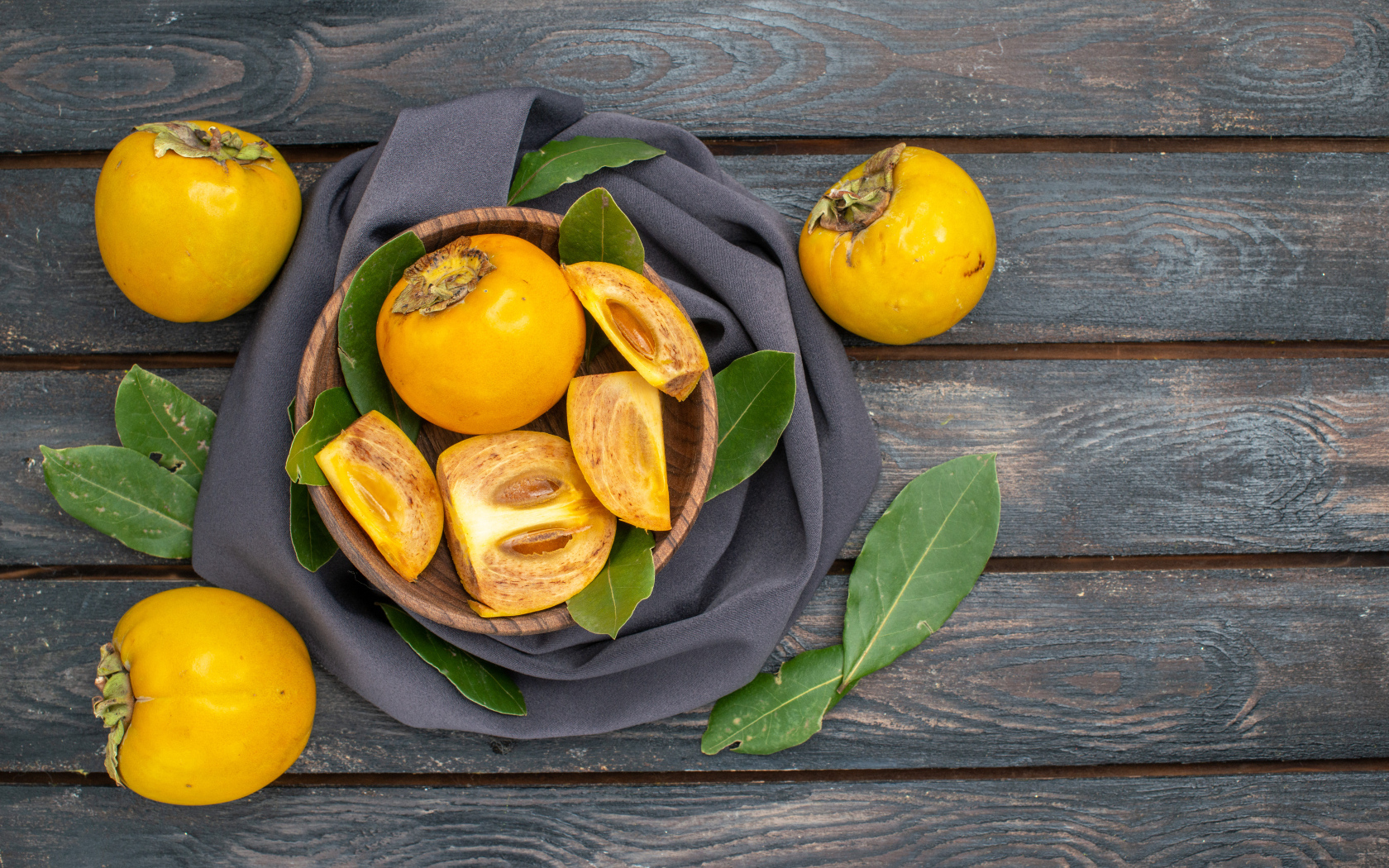 Свежая сладкая хурма на столе