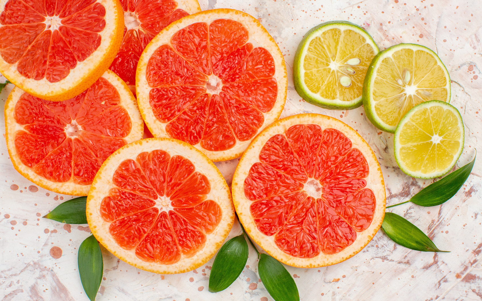 Грейпфрут и лимон нарезанные кусочками на столе