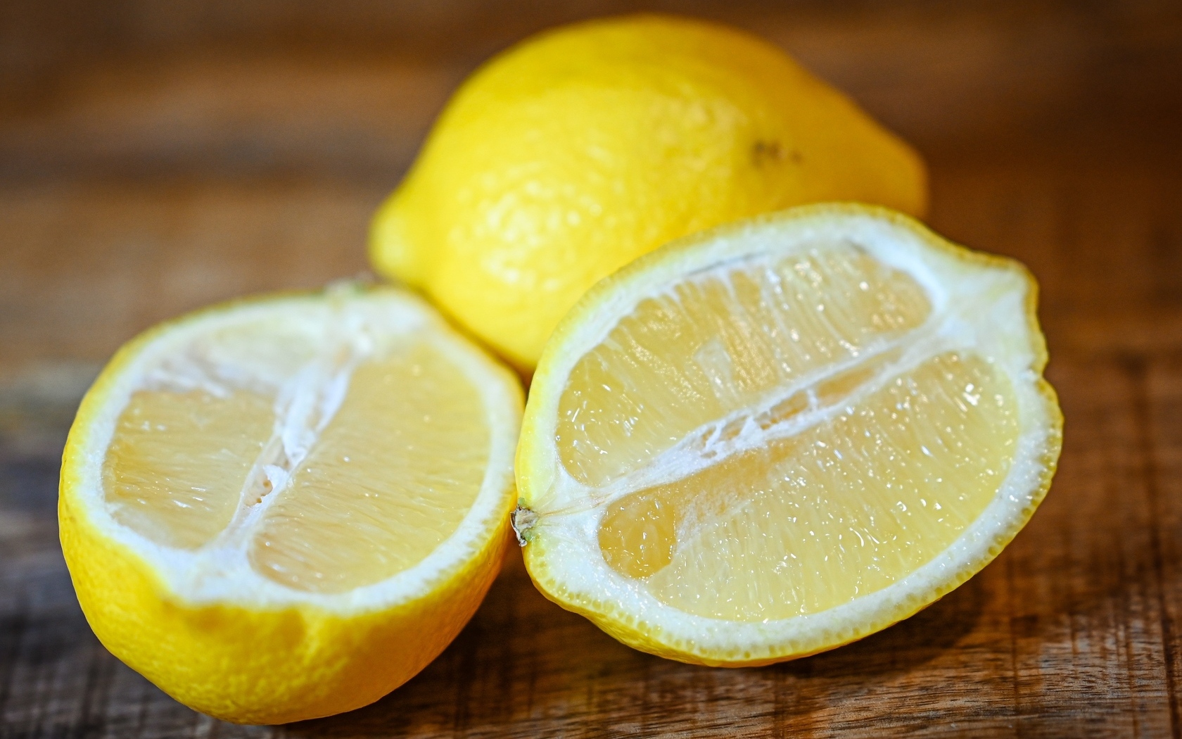 Половинки кислого желтого лимона