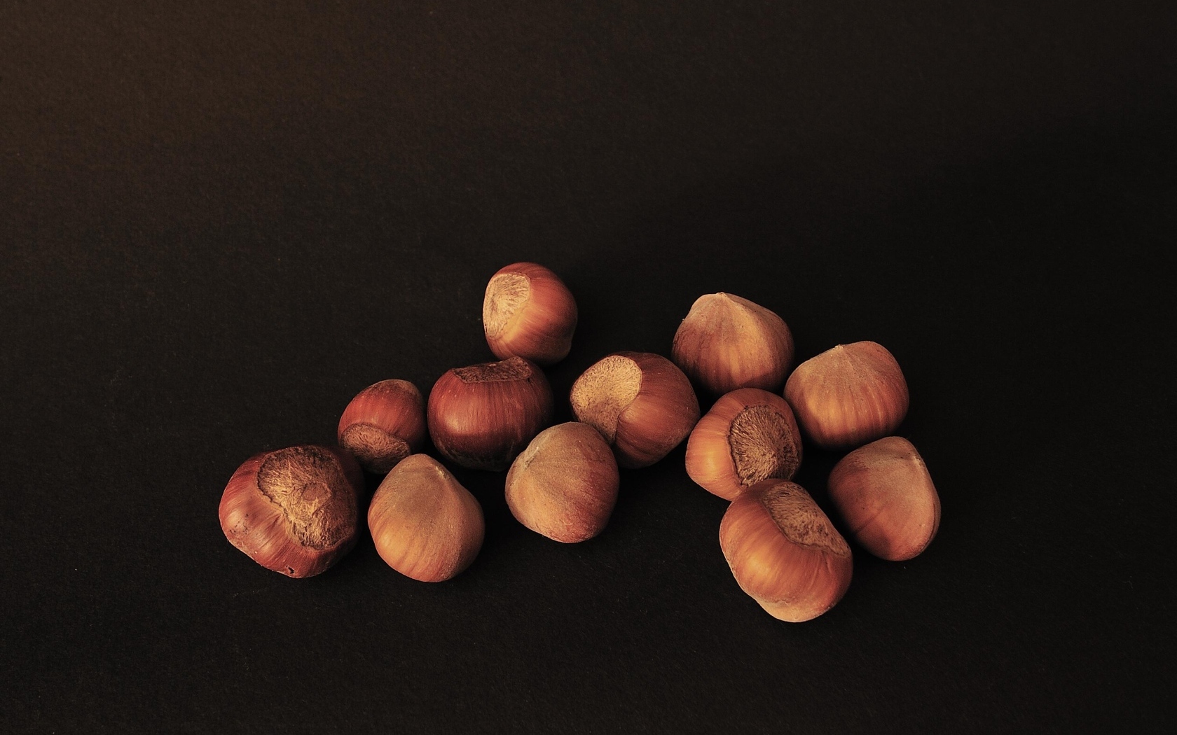 Орехи фундук на черном фоне