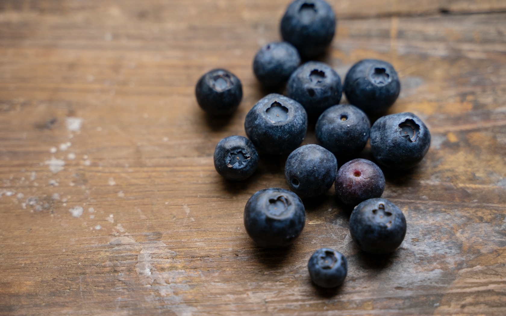 Большая синяя ягода черника на деревянном столе