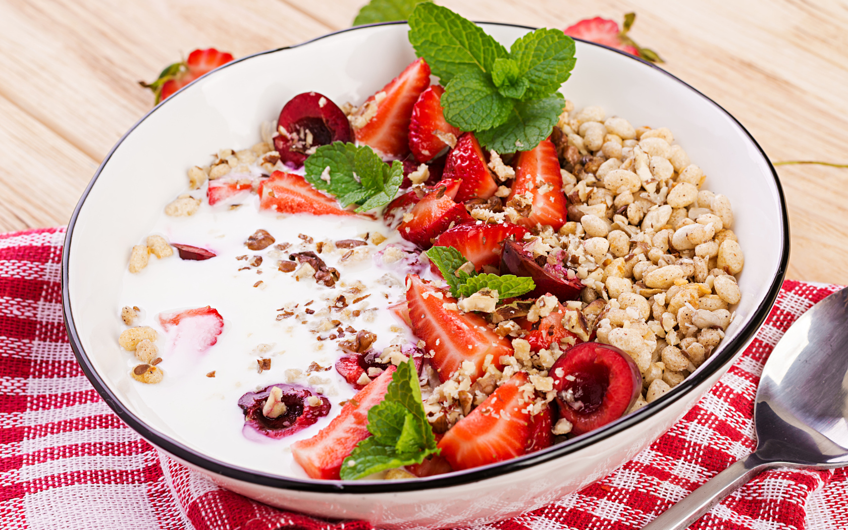 Каша с ягодами и йогуртом на завтрак