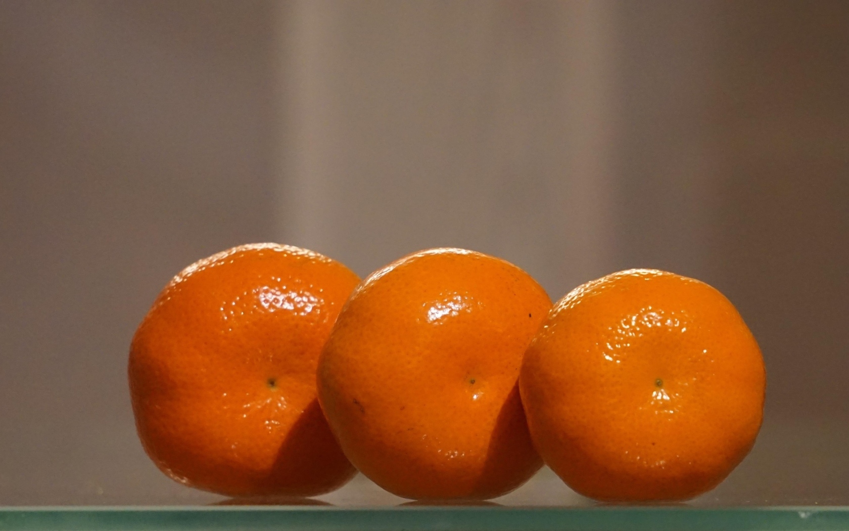 Три красивых мандарина крупным планом