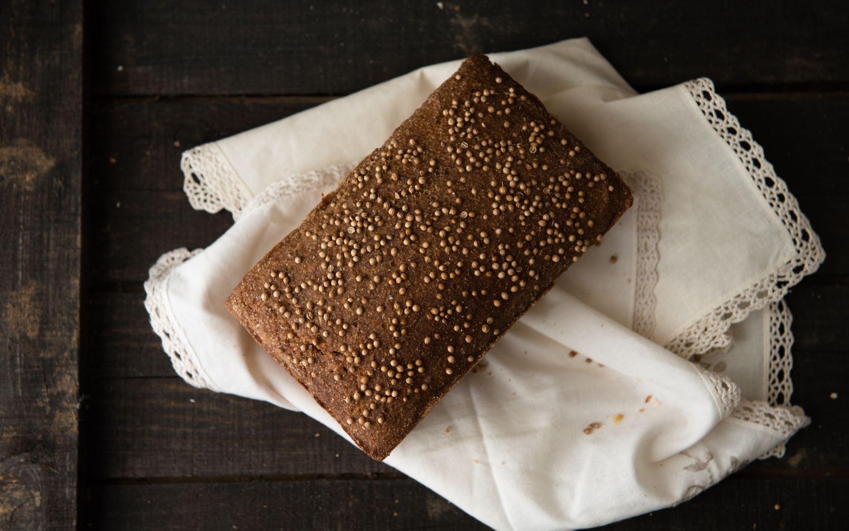 Буханка черного хлеба с тмином