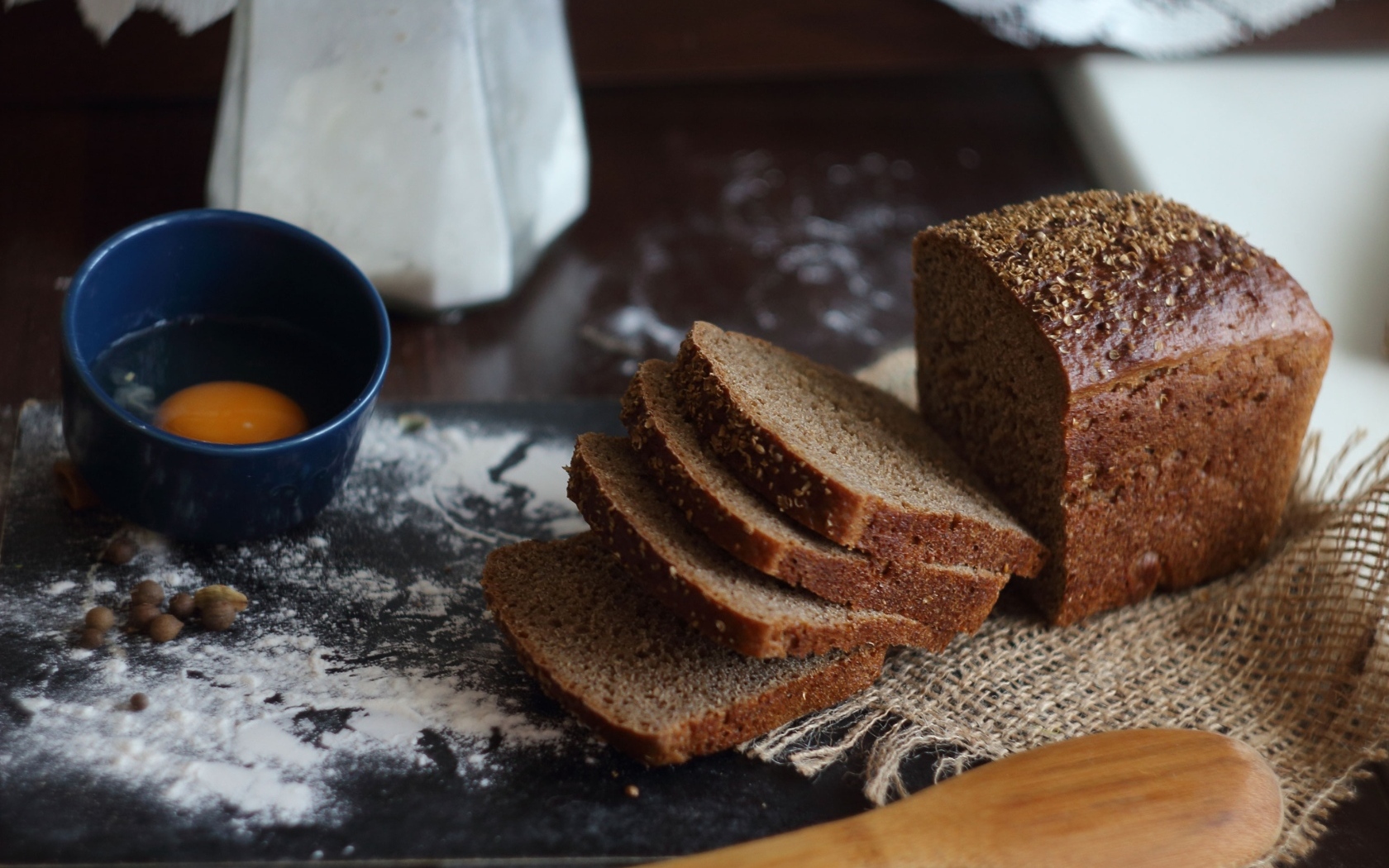 Черный хлеб на столе с мукой