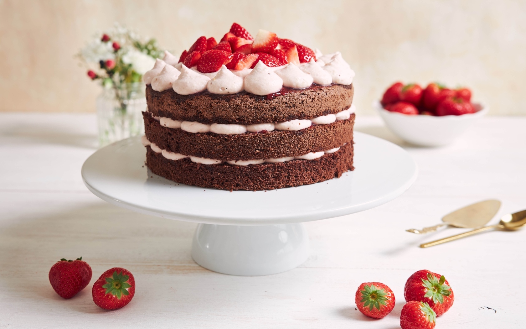 Аппетитный  праздничный торт с кремом и ягодами клубники